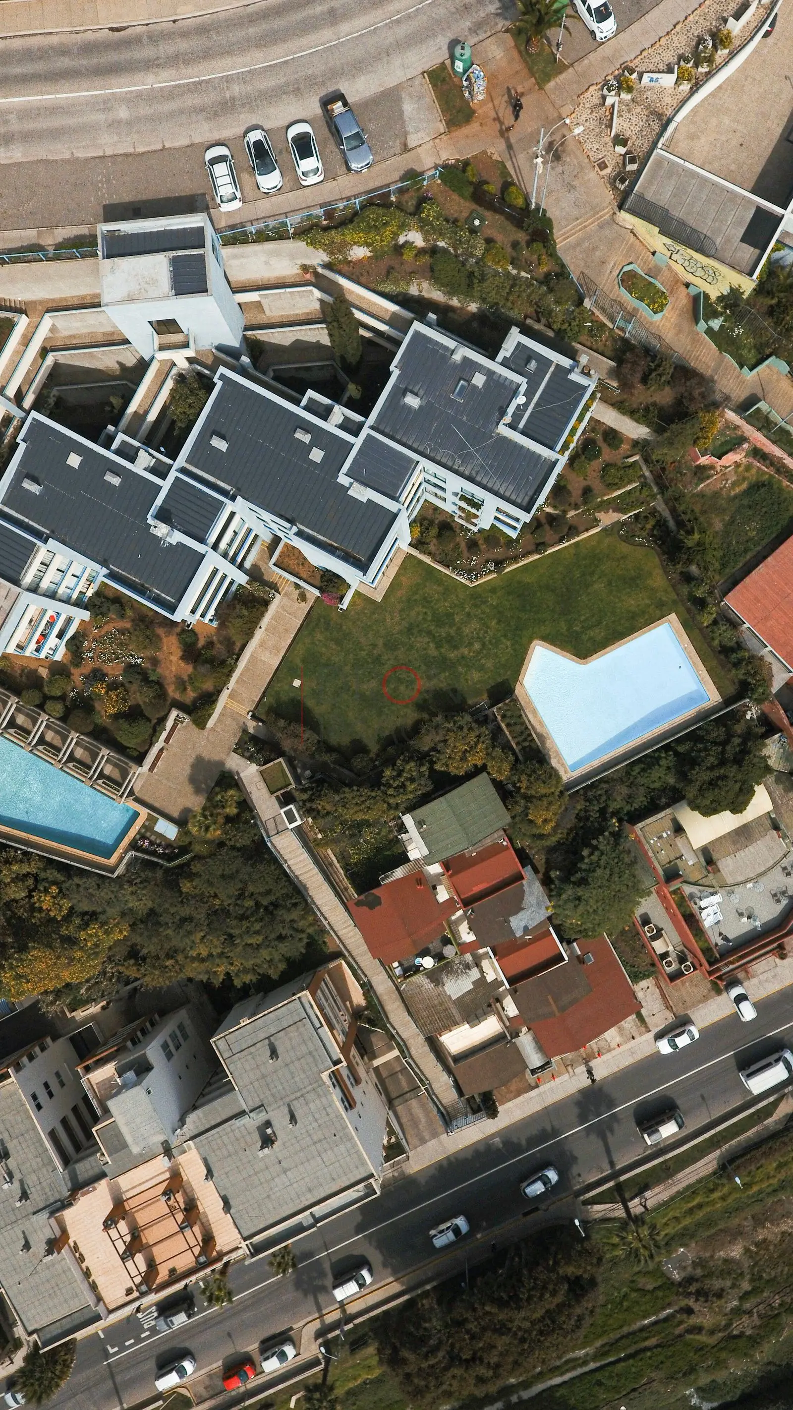 Casa con piscina en ladera, vista cenital · vista cenital