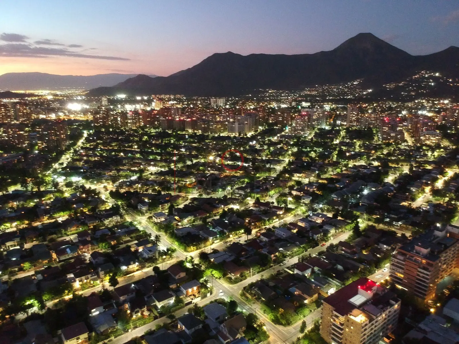 Cerros y barrios iluminados, Las Condes · vista aérea oblicua