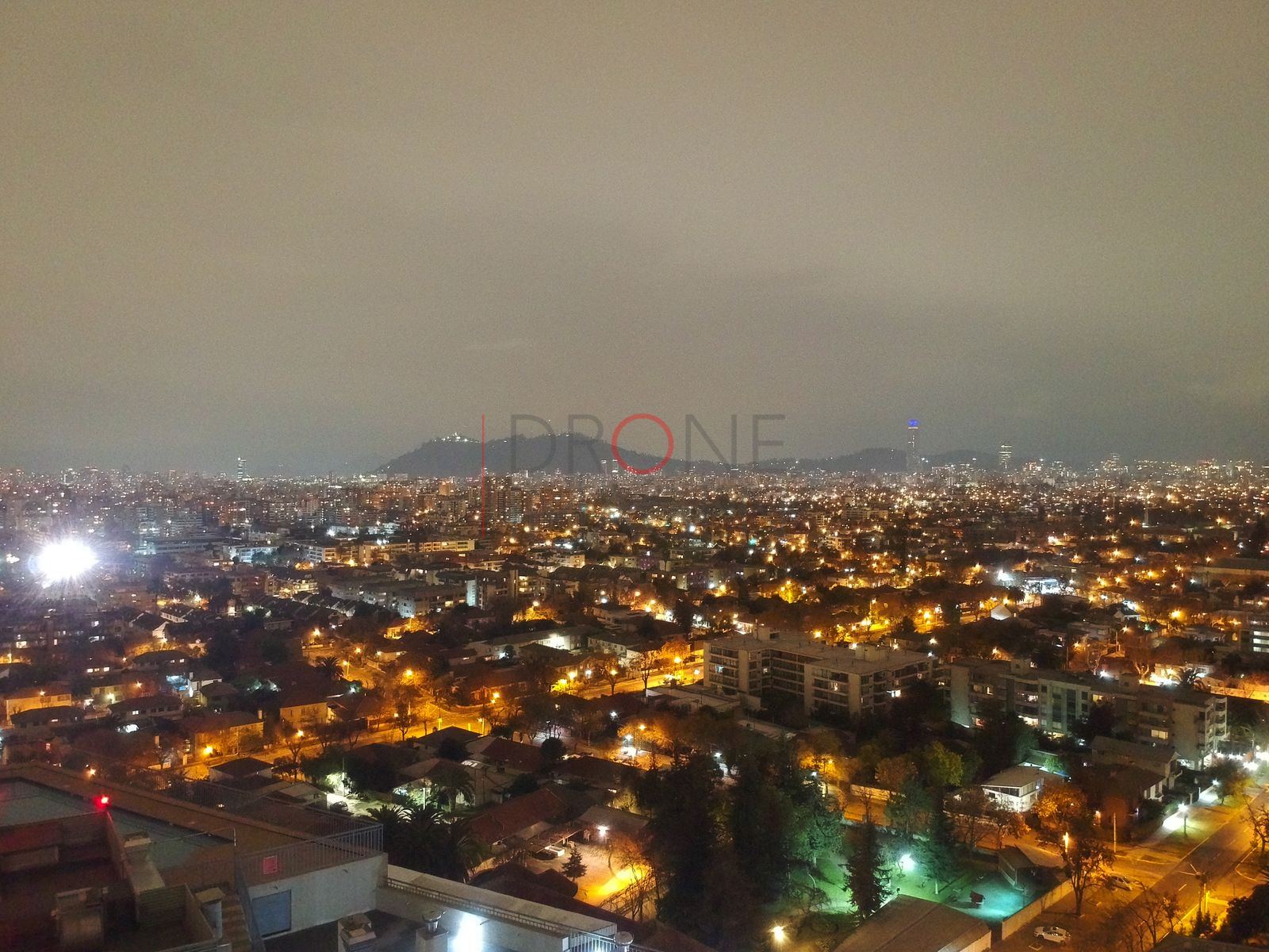 Ciudad de noche con torre de departamentos