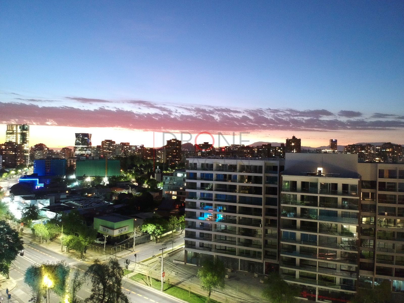 Departamentos iluminados al anochecer, Las Condes