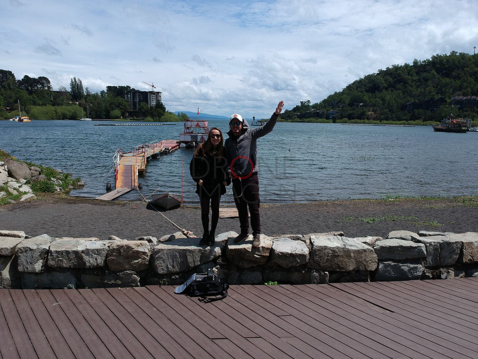 Pareja posando frente al lago, Centro de Pucón