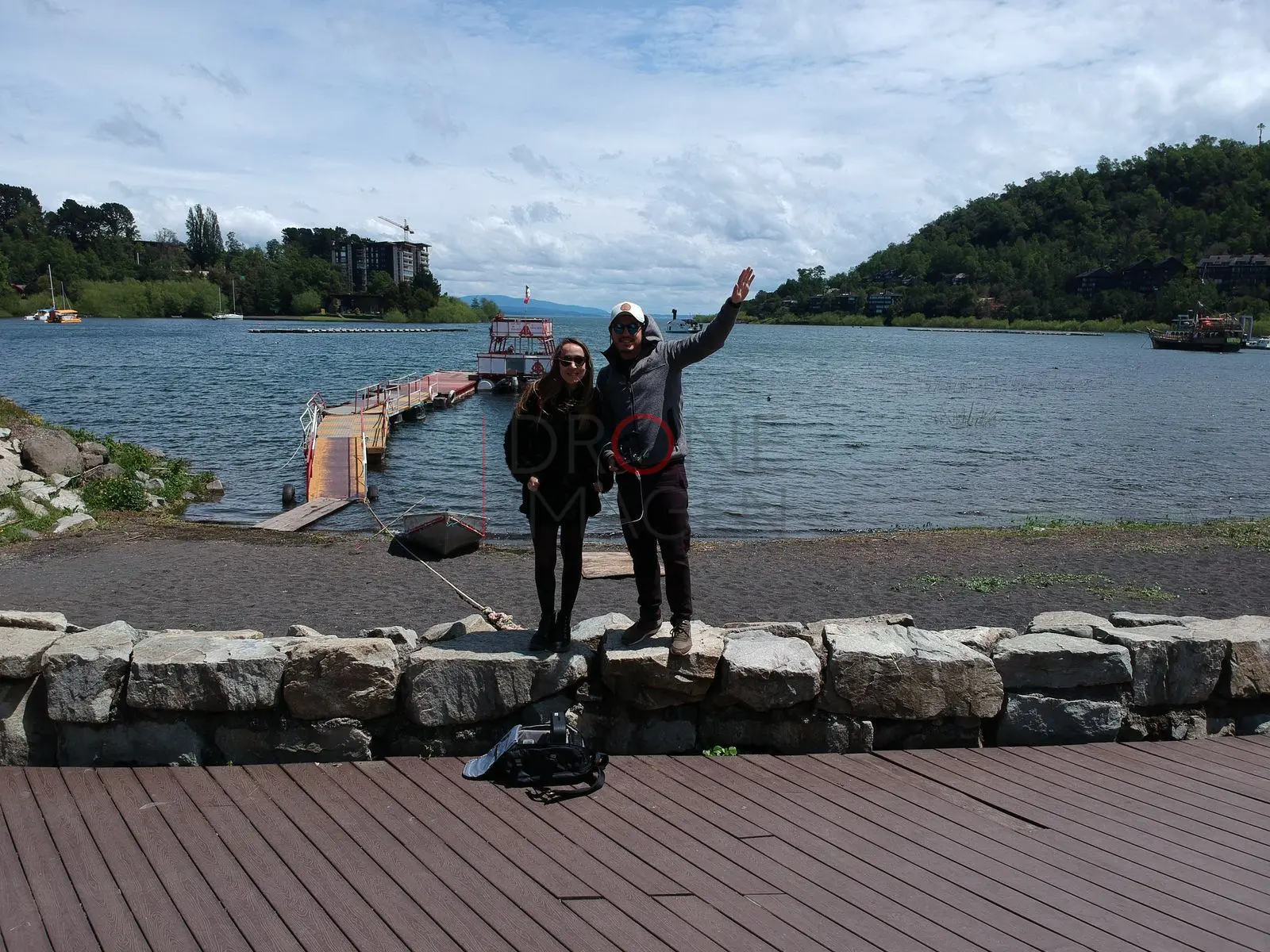 Pareja posando frente al lago, Centro de Pucón