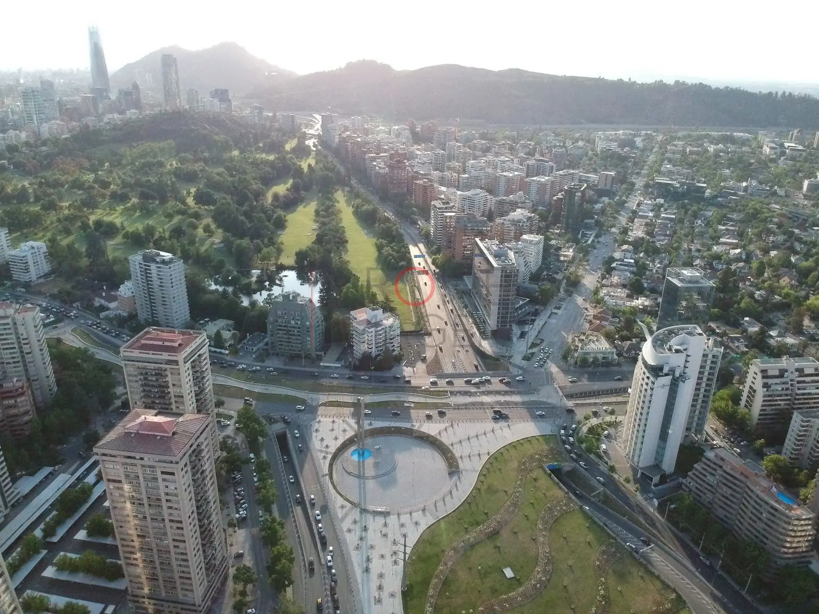 Rotonda y edificios con cordillera, Las Condes — Santiago, Chile