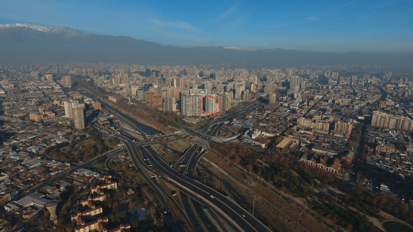 Autopista y ciudad entre bruma, Renca