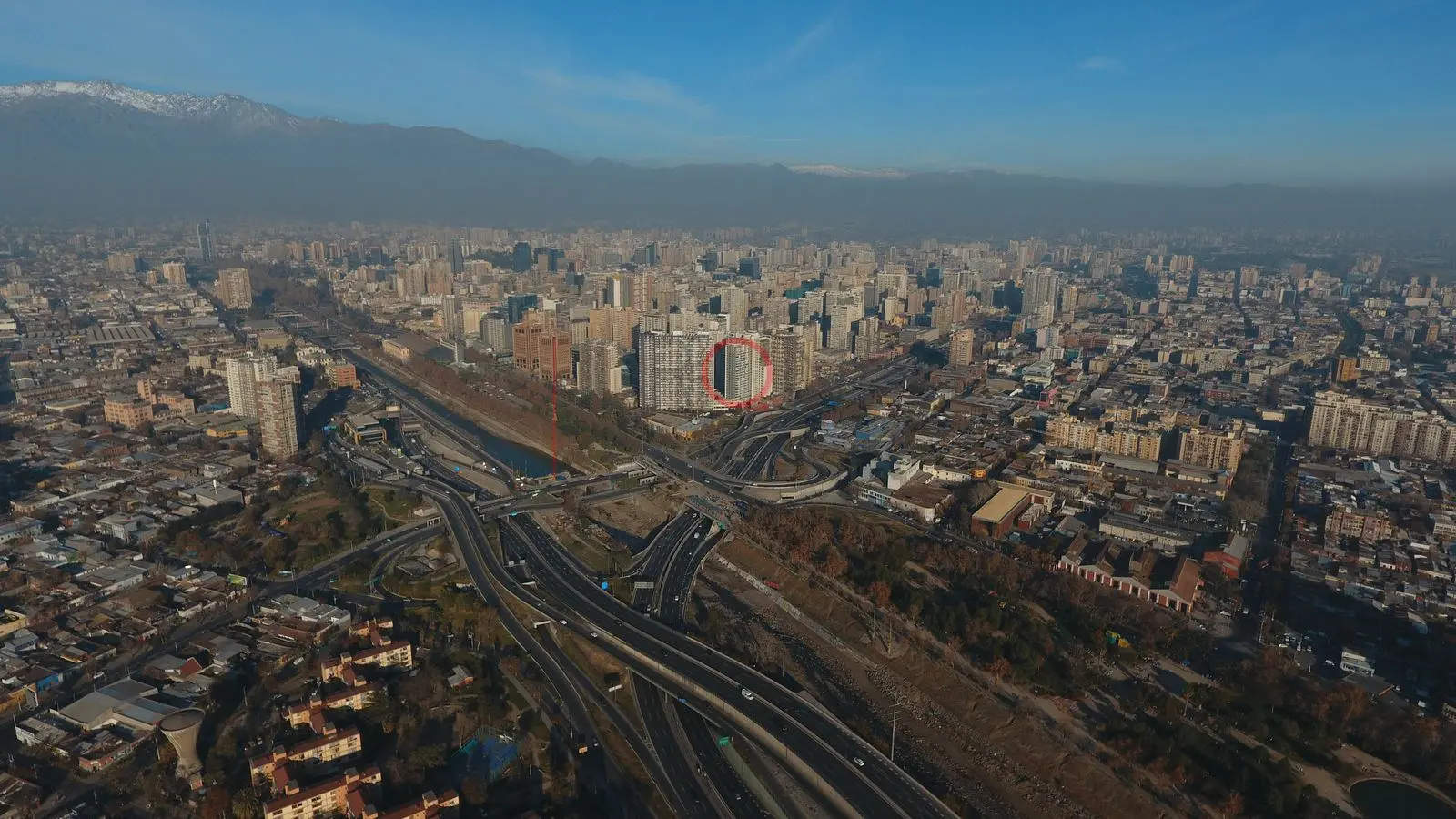 Autopista y ciudad entre bruma, Renca