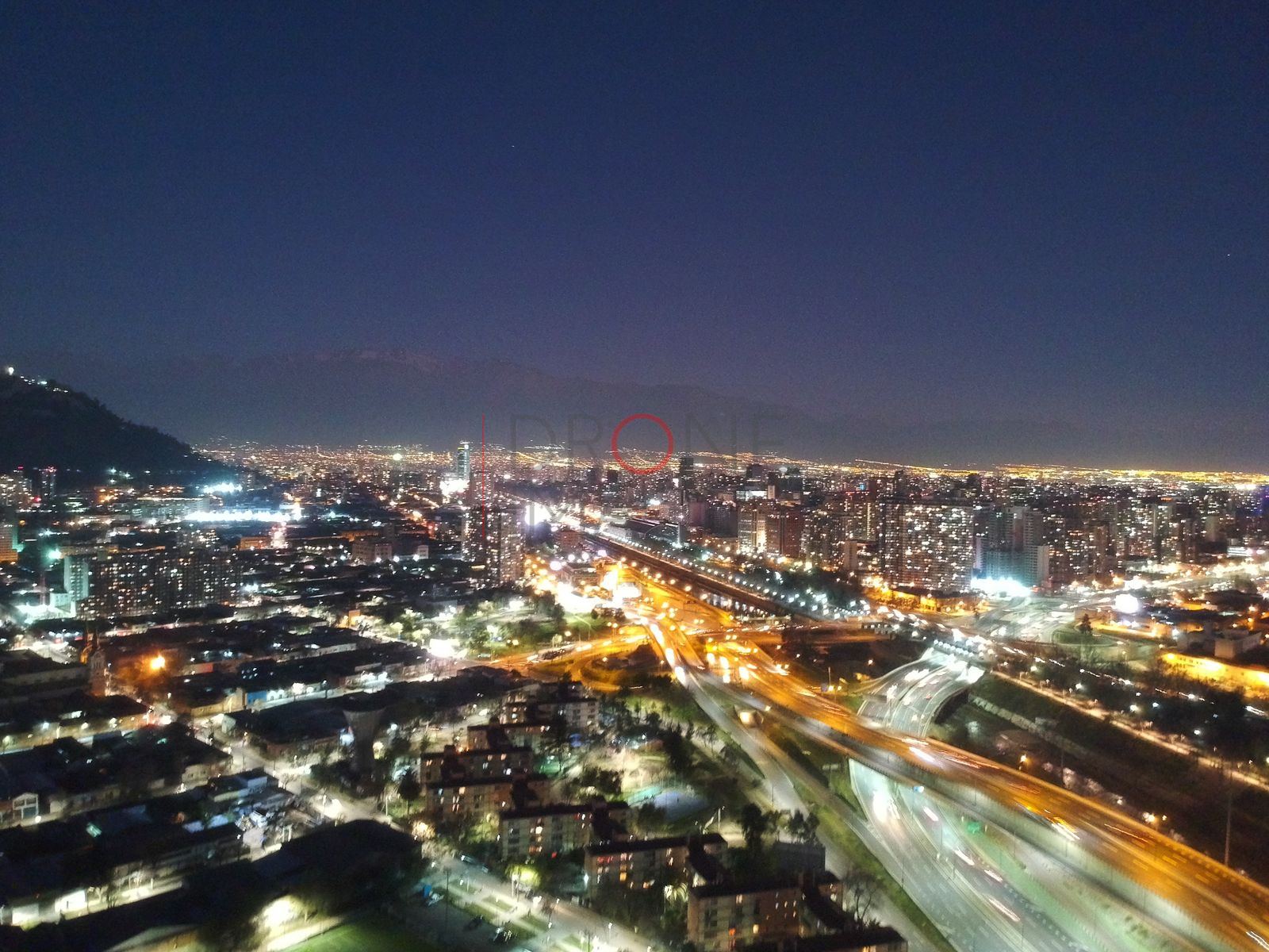 Ciudad al anochecer con cerro, Independencia