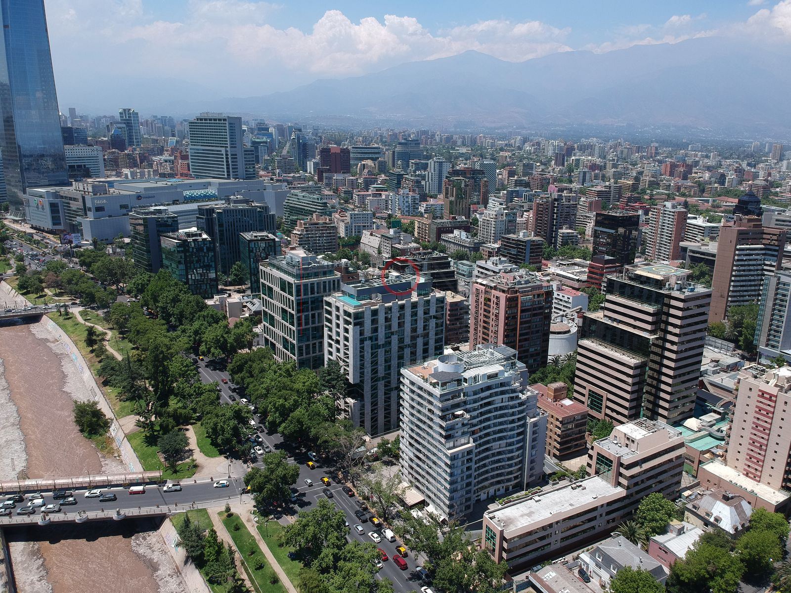 Torres de oficinas y río Mapocho, Providencia