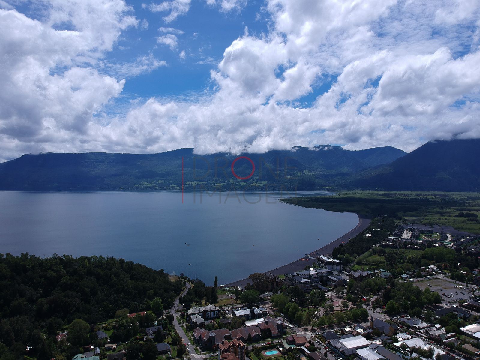 Lago Villarrica bajo un cielo de nubes, Centro de Pucón