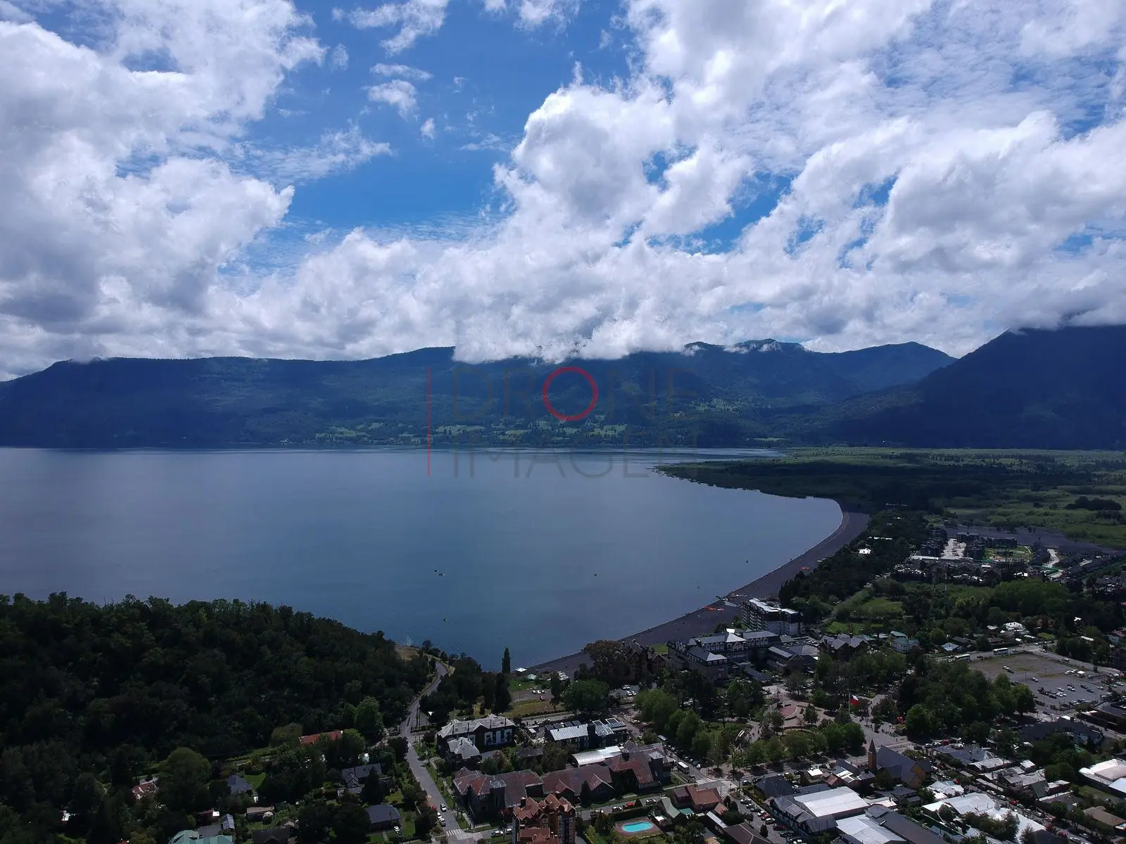 Lago Villarrica bajo un cielo de nubes, Centro de Pucón