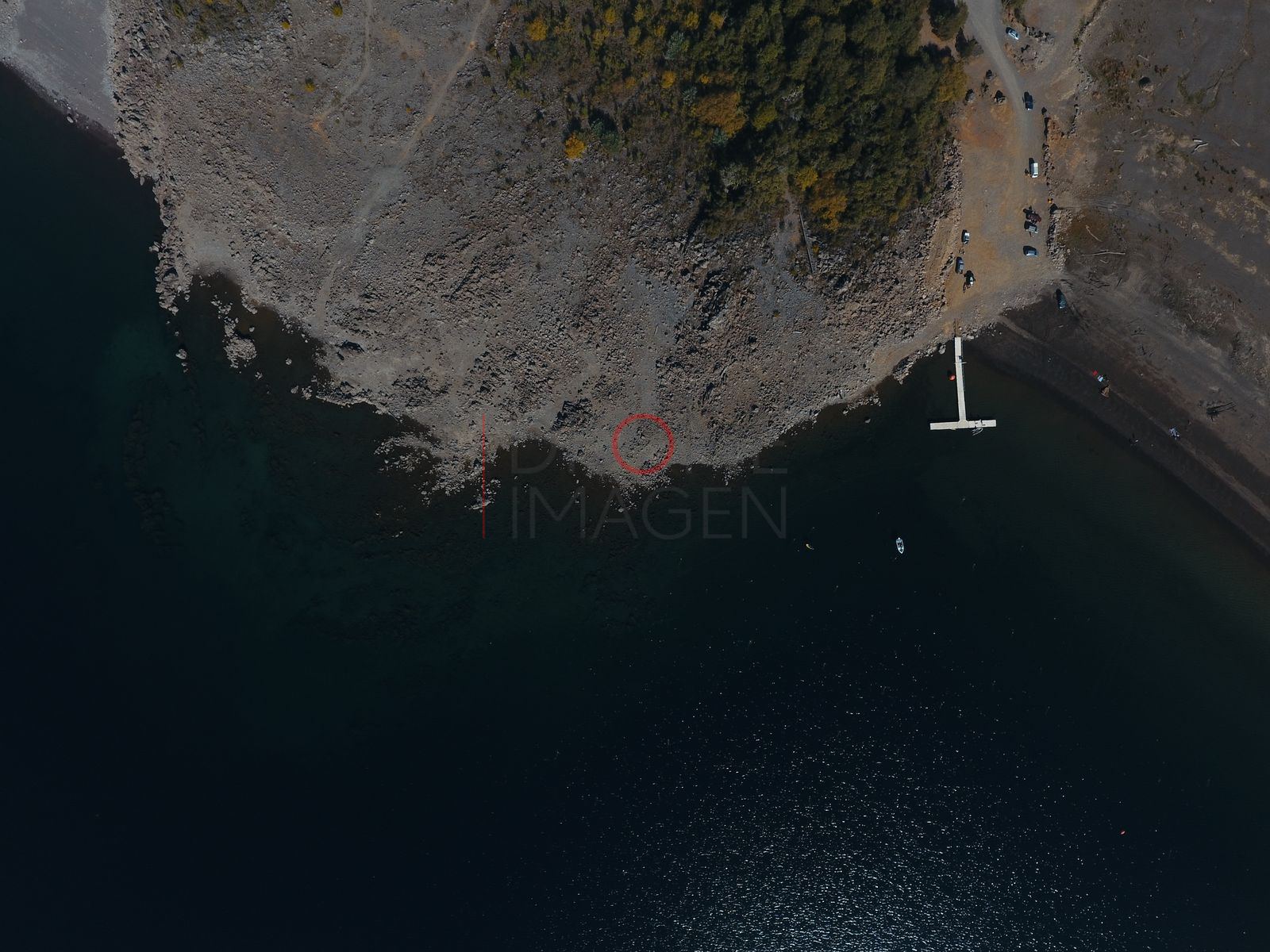 Acantilado y roqueríos sobre el lago Caburgua