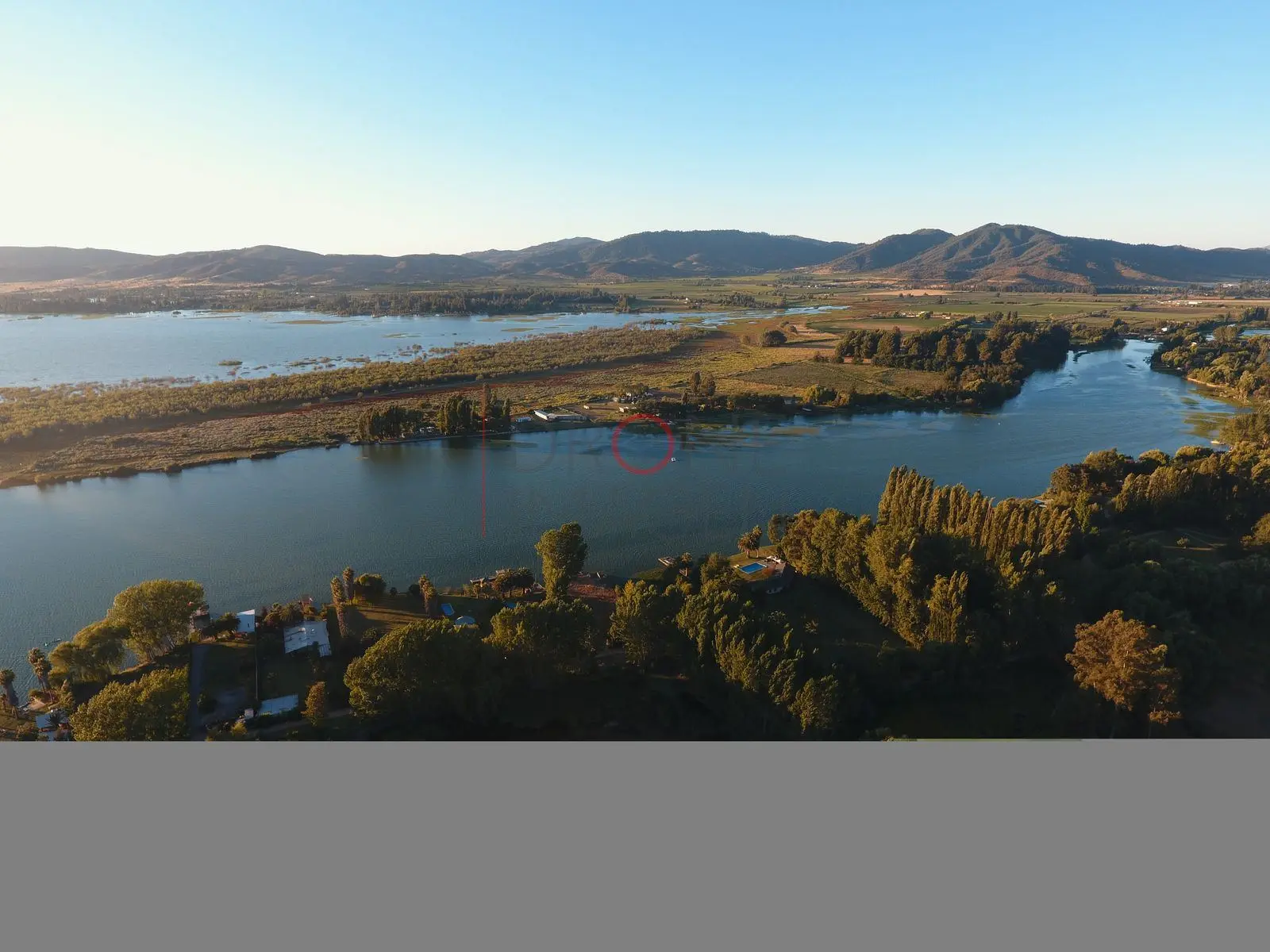Brazo del lago entre bosques, Las Cabras — Lago Rapel, Chile