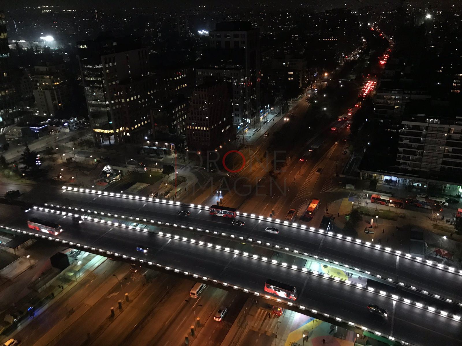 Autopista iluminada de noche, Vitacura