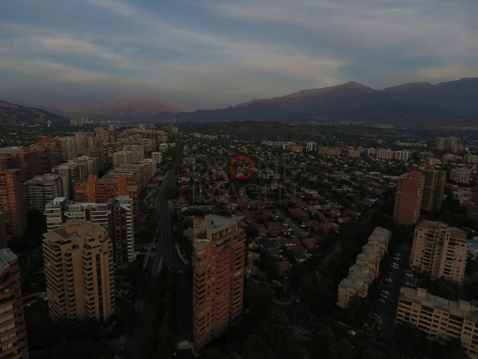 Departamentos y cerros al atardecer, Las Condes — Santiago, Chile