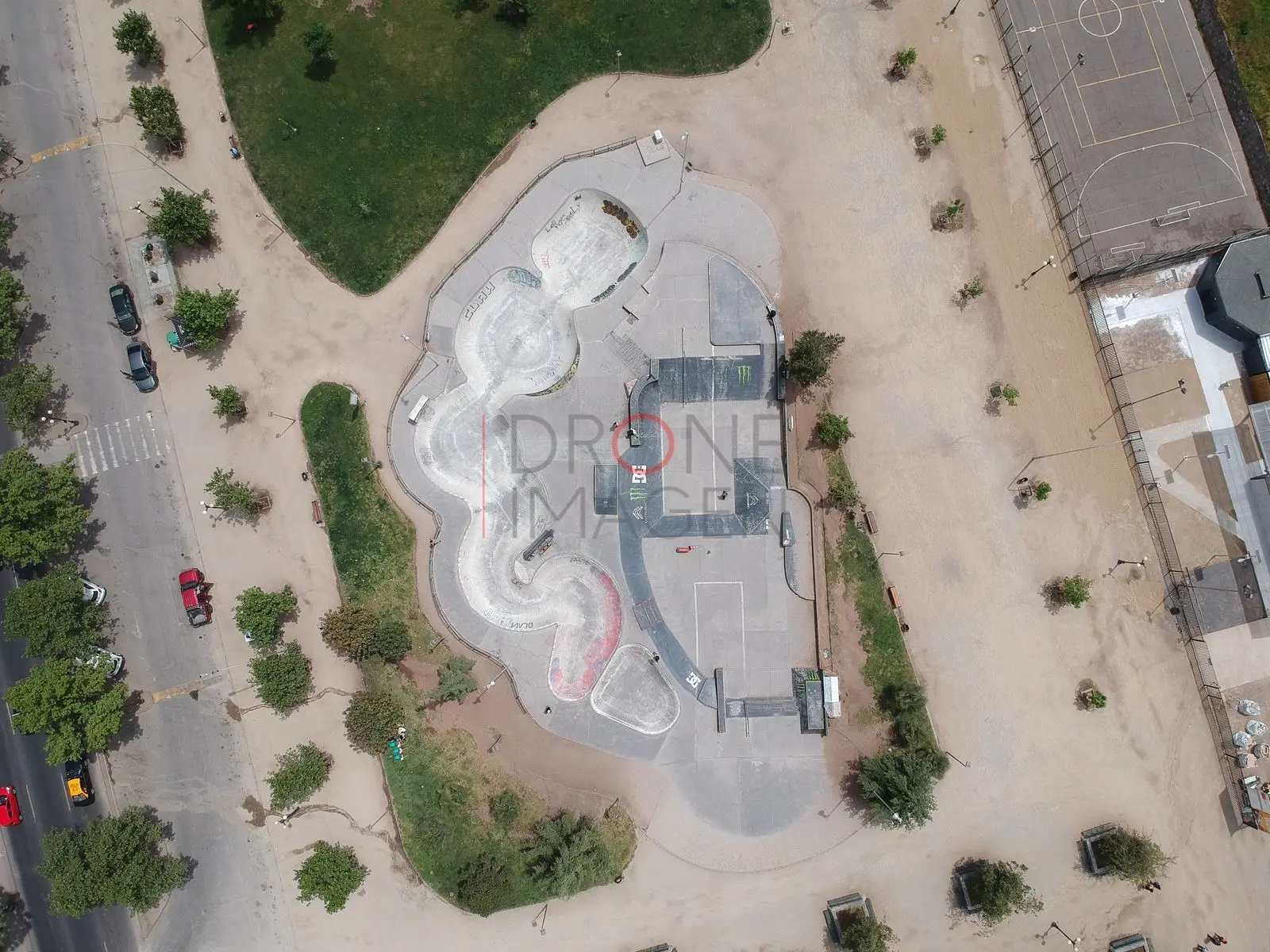 Skatepark rodeado de árboles, Santiago