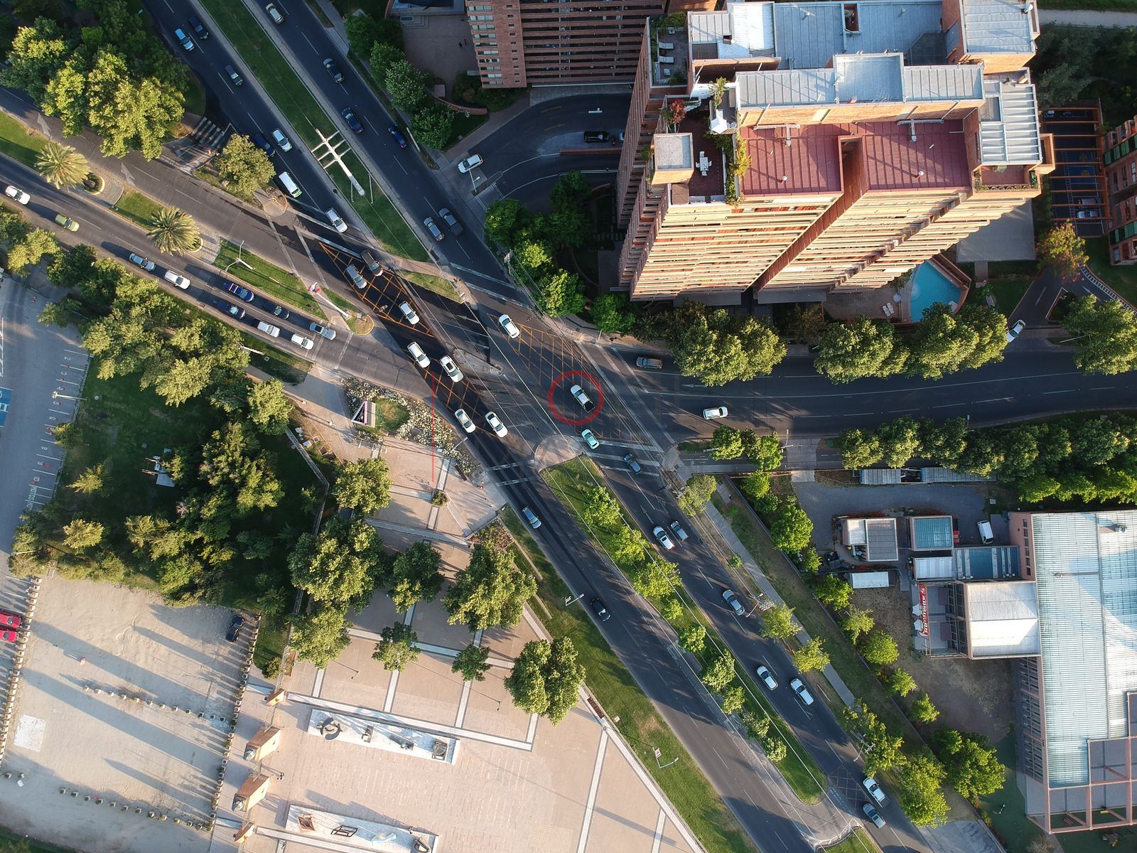 Cruce de avenidas y edificio, Las Condes