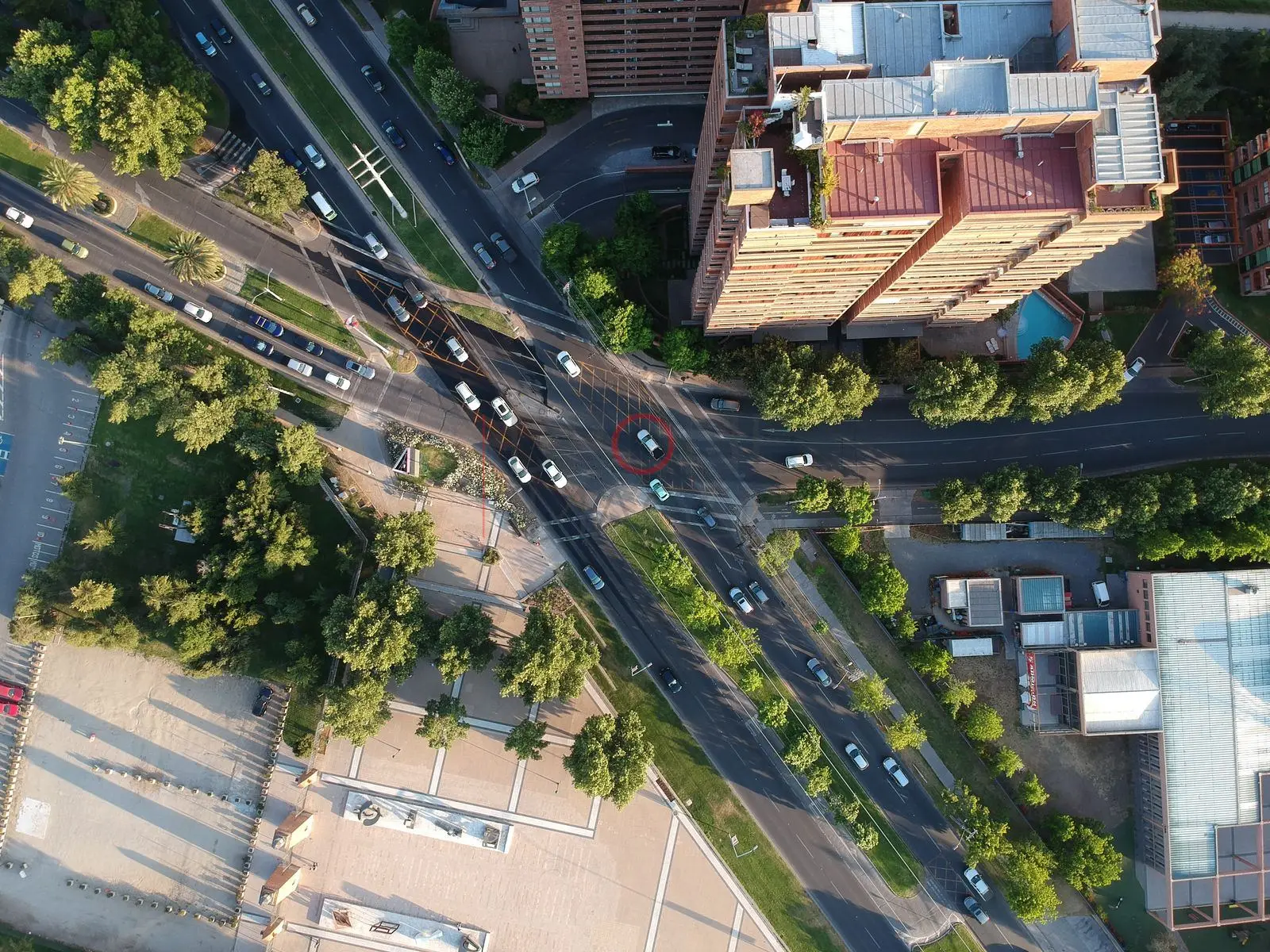 Cruce de avenidas y edificio, Las Condes — Santiago, Chile