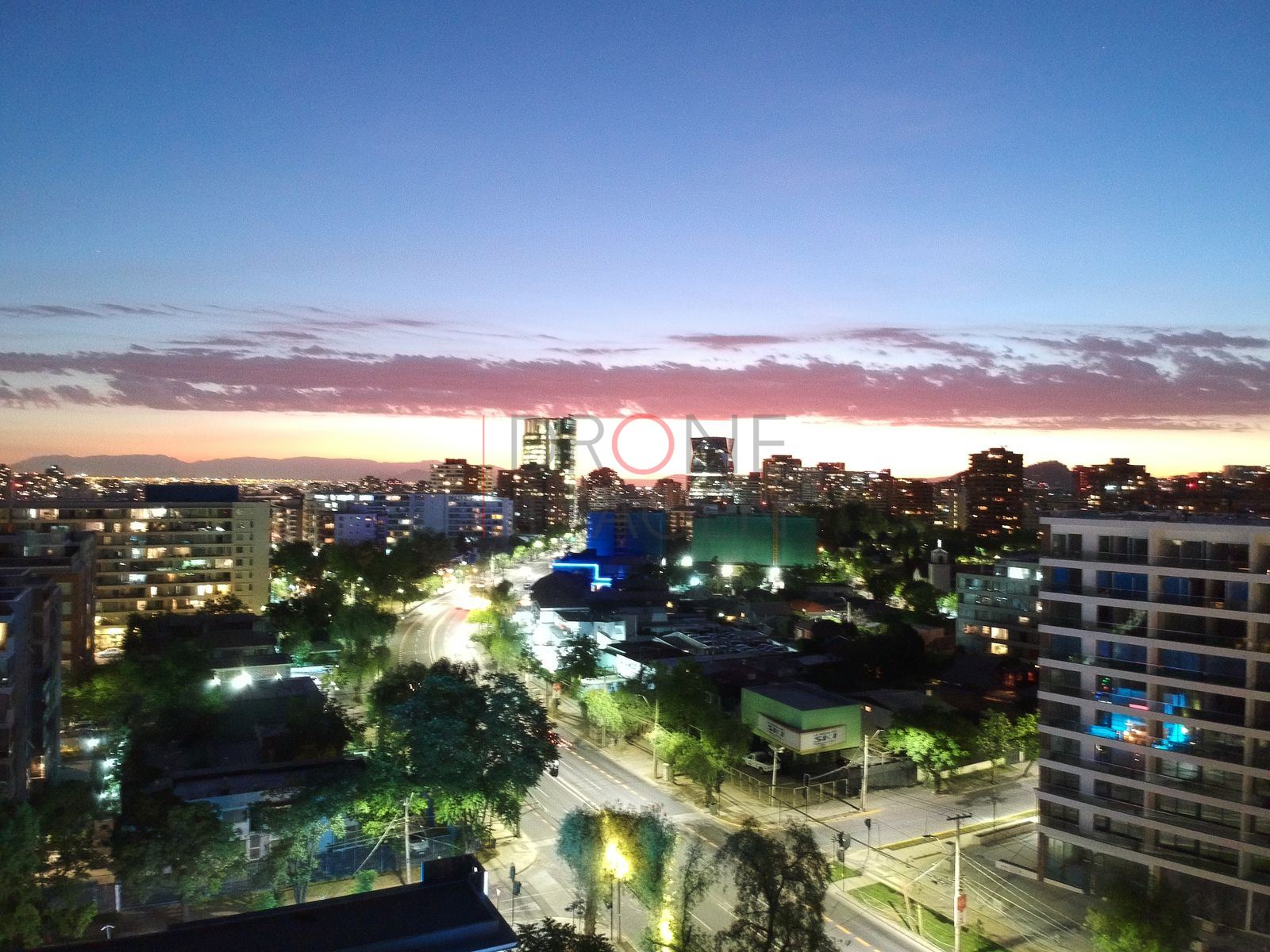 Torres y calles en hora azul, Las Condes
