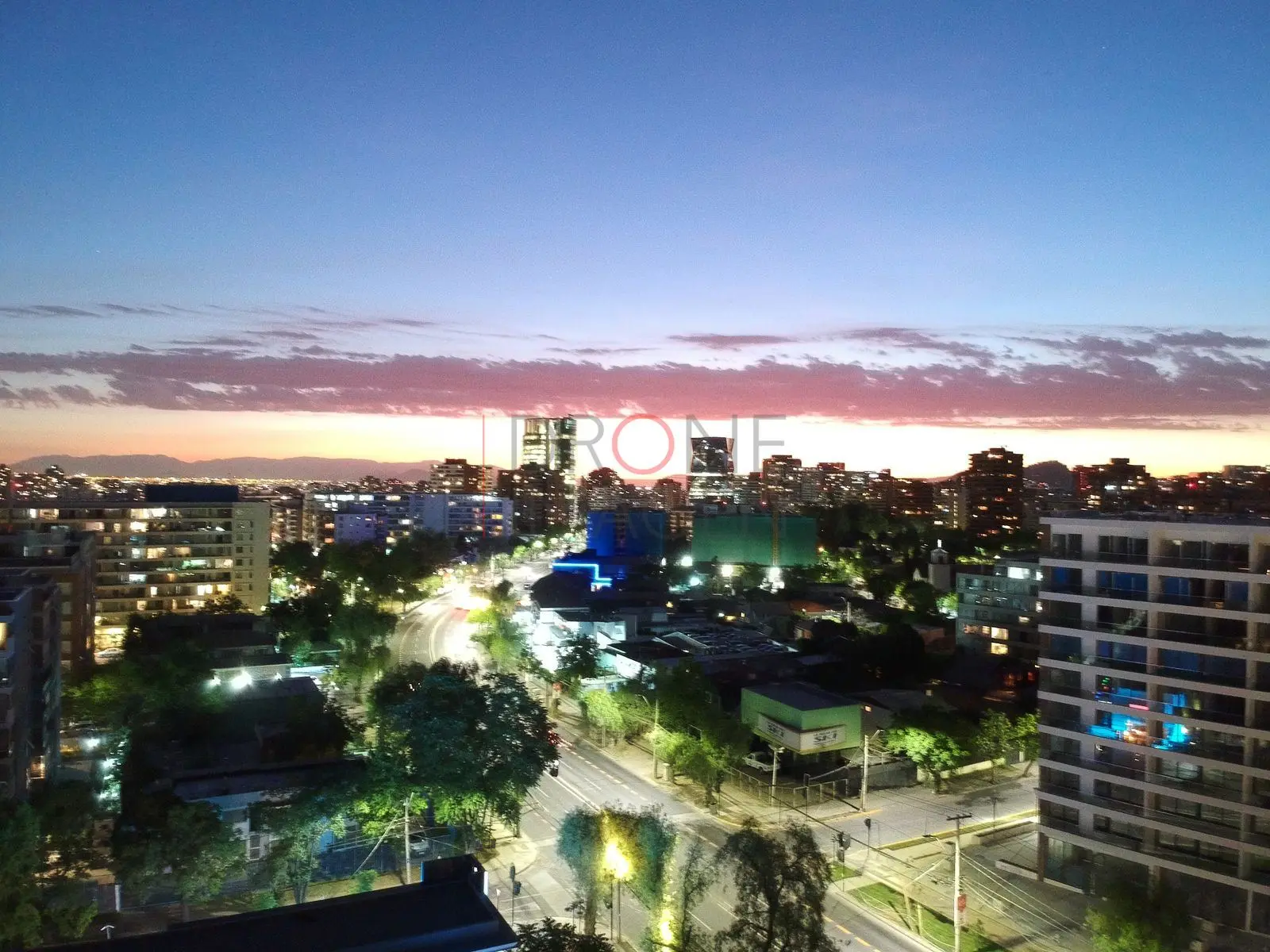 Torres y calles en hora azul, Las Condes · vista aérea oblicua