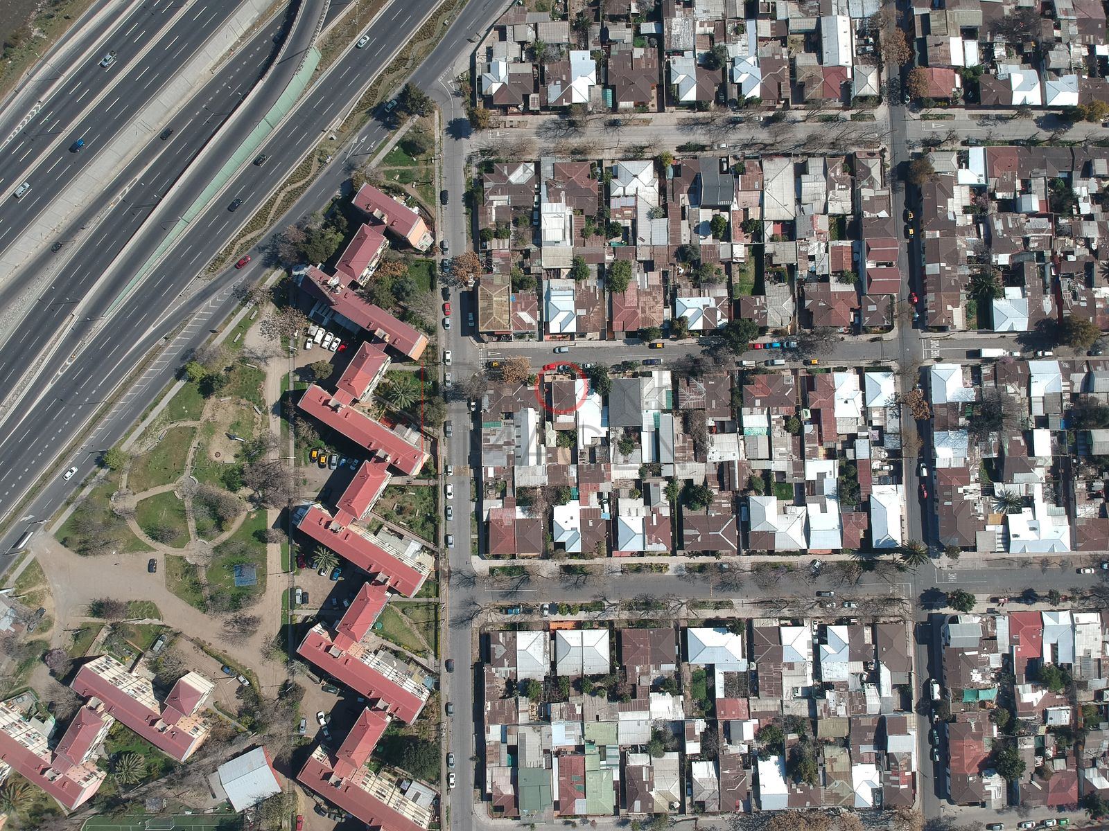Autopista y población de blocks en zigzag, Independencia