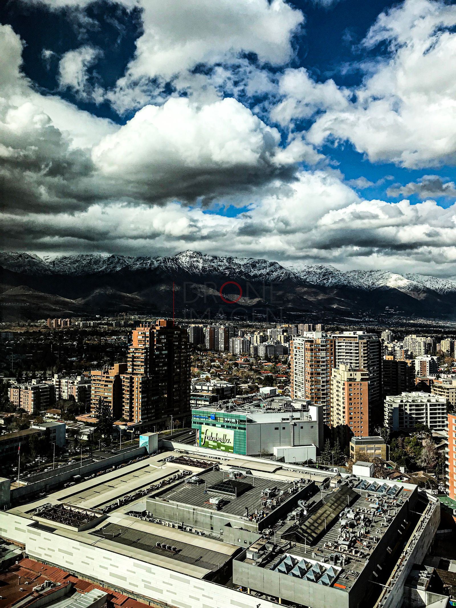 Ciudad y cordillera nevada