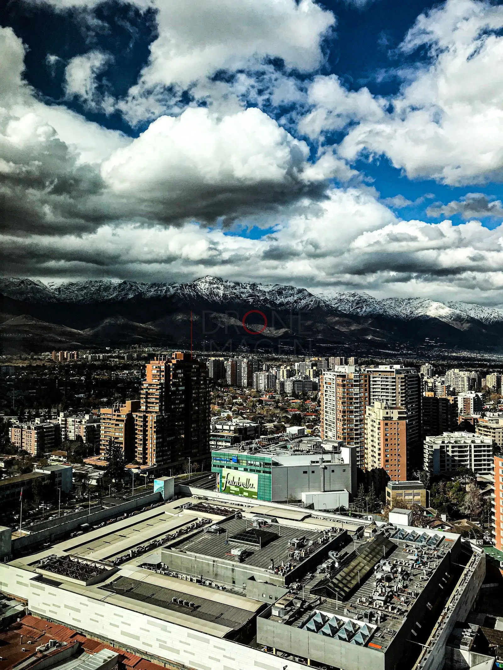 Ciudad y cordillera nevada · vista panorámica