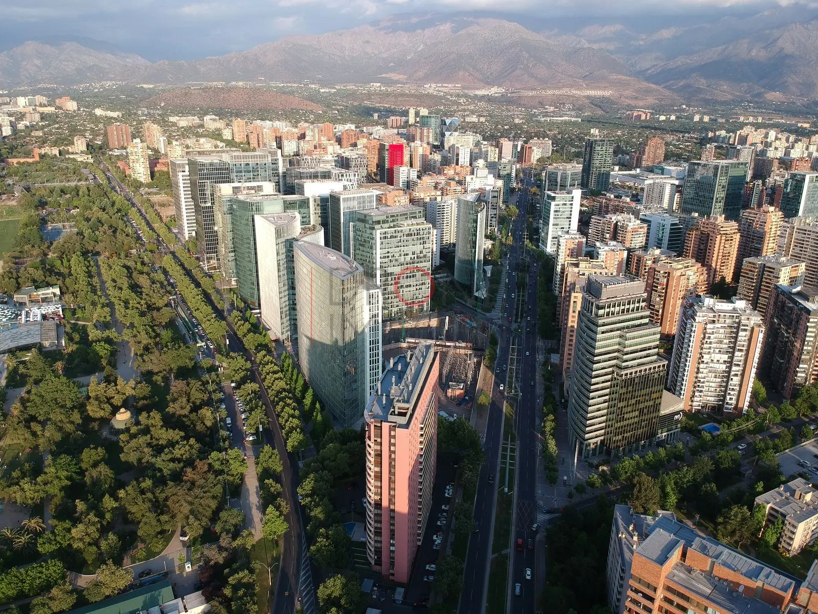 Torres y parque desde la avenida, Las Condes