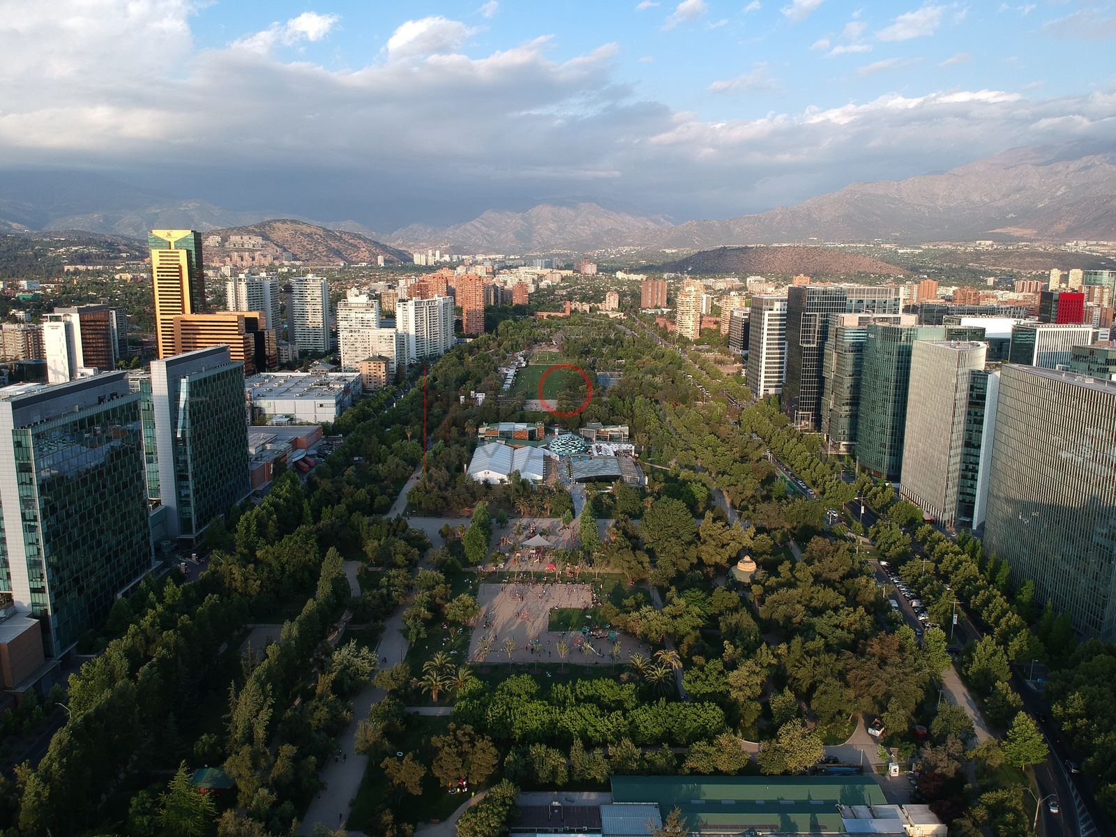 Torres de vidrio frente al parque, Las Condes
