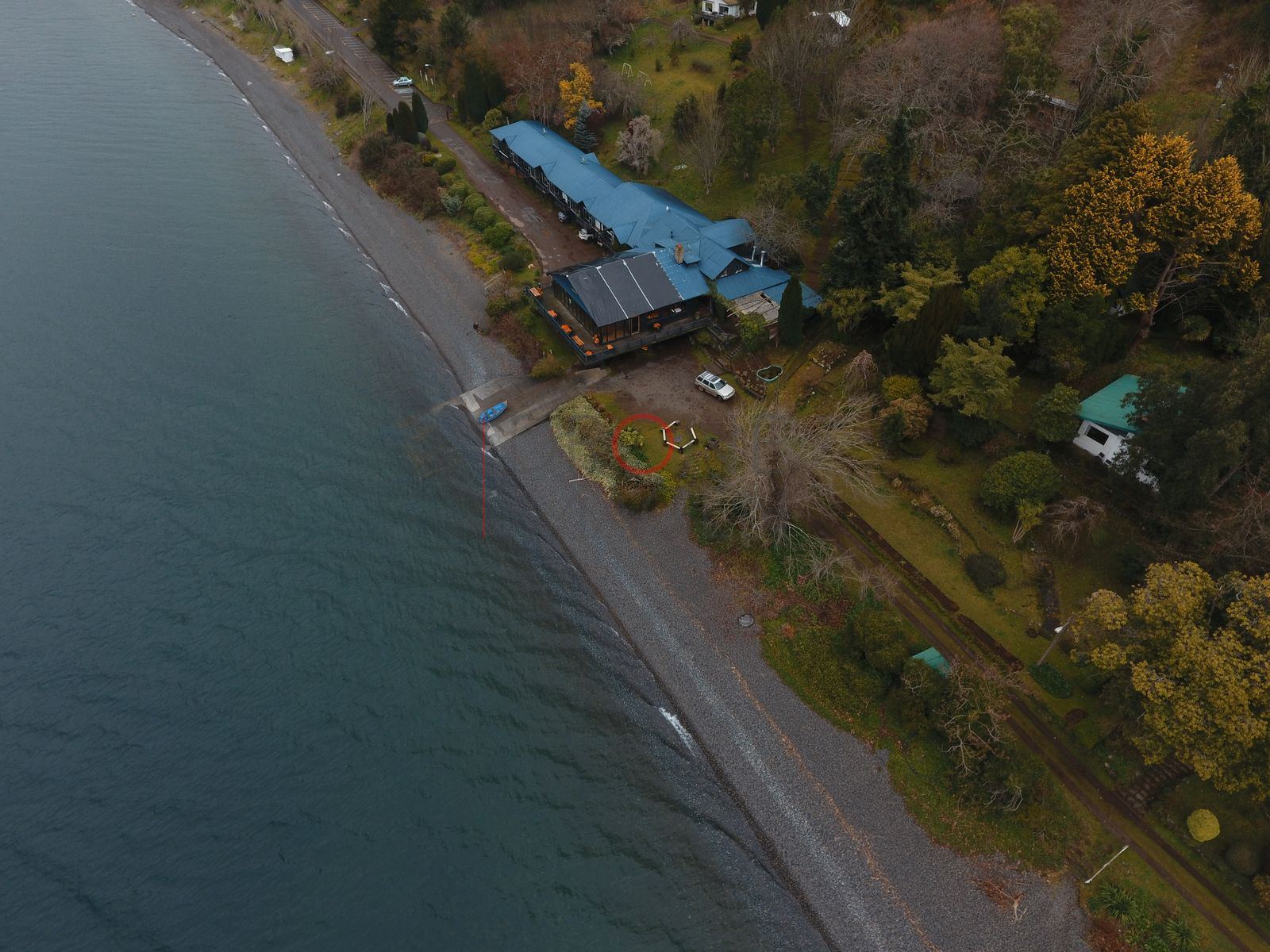 Casa con techo turquesa junto al lago Ranco