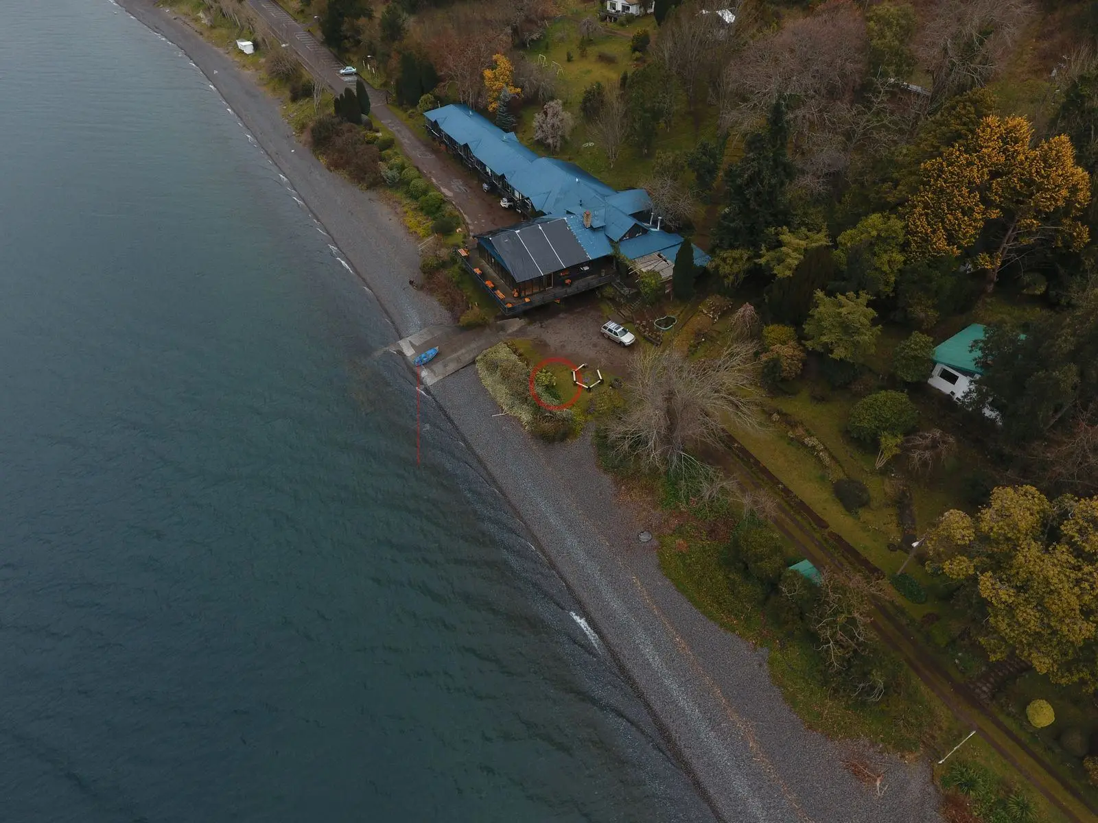 Casa con techo turquesa junto al lago Ranco