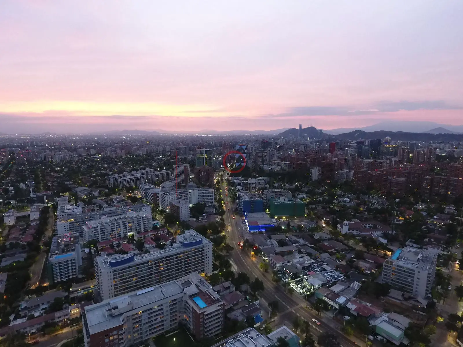 Horizonte de atardecer sobre los edificios, Las Condes — Santiago, Chile