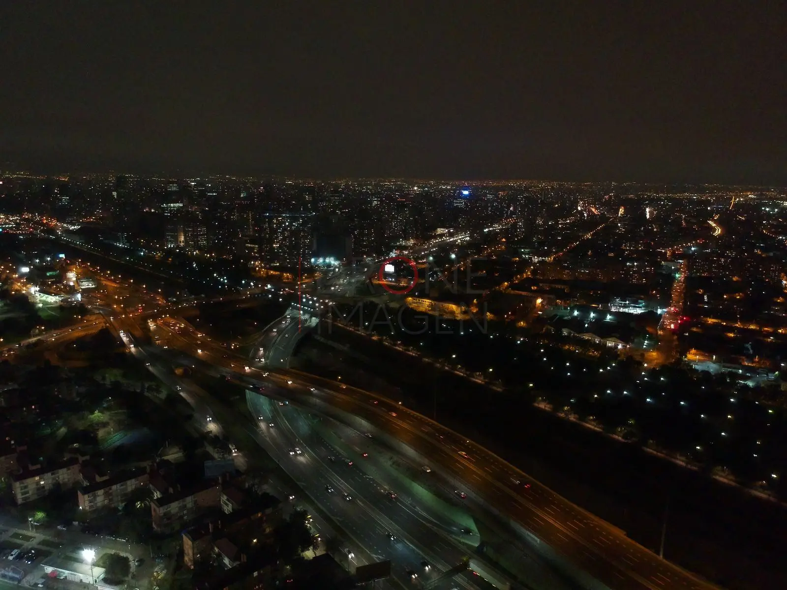 Autopista y barrios iluminados, Independencia — Santiago, Chile