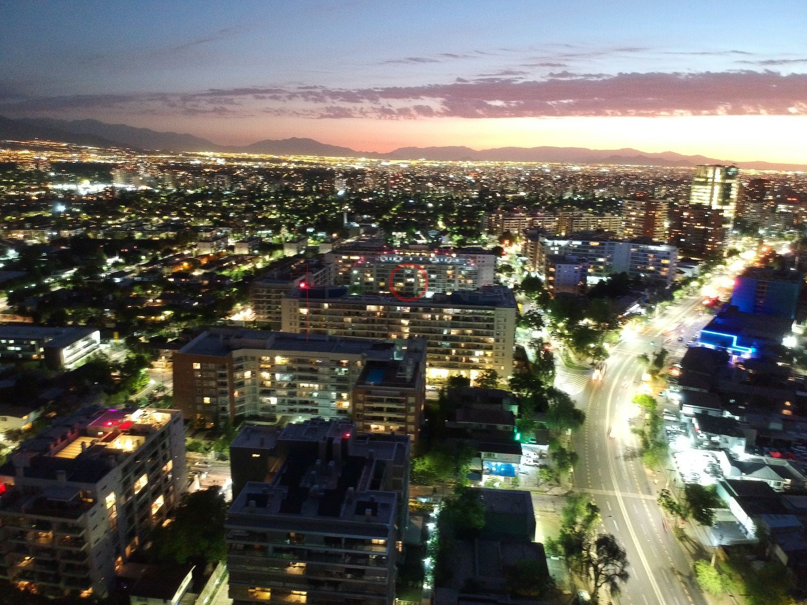 Avenida y edificios con estelas de luz, Las Condes