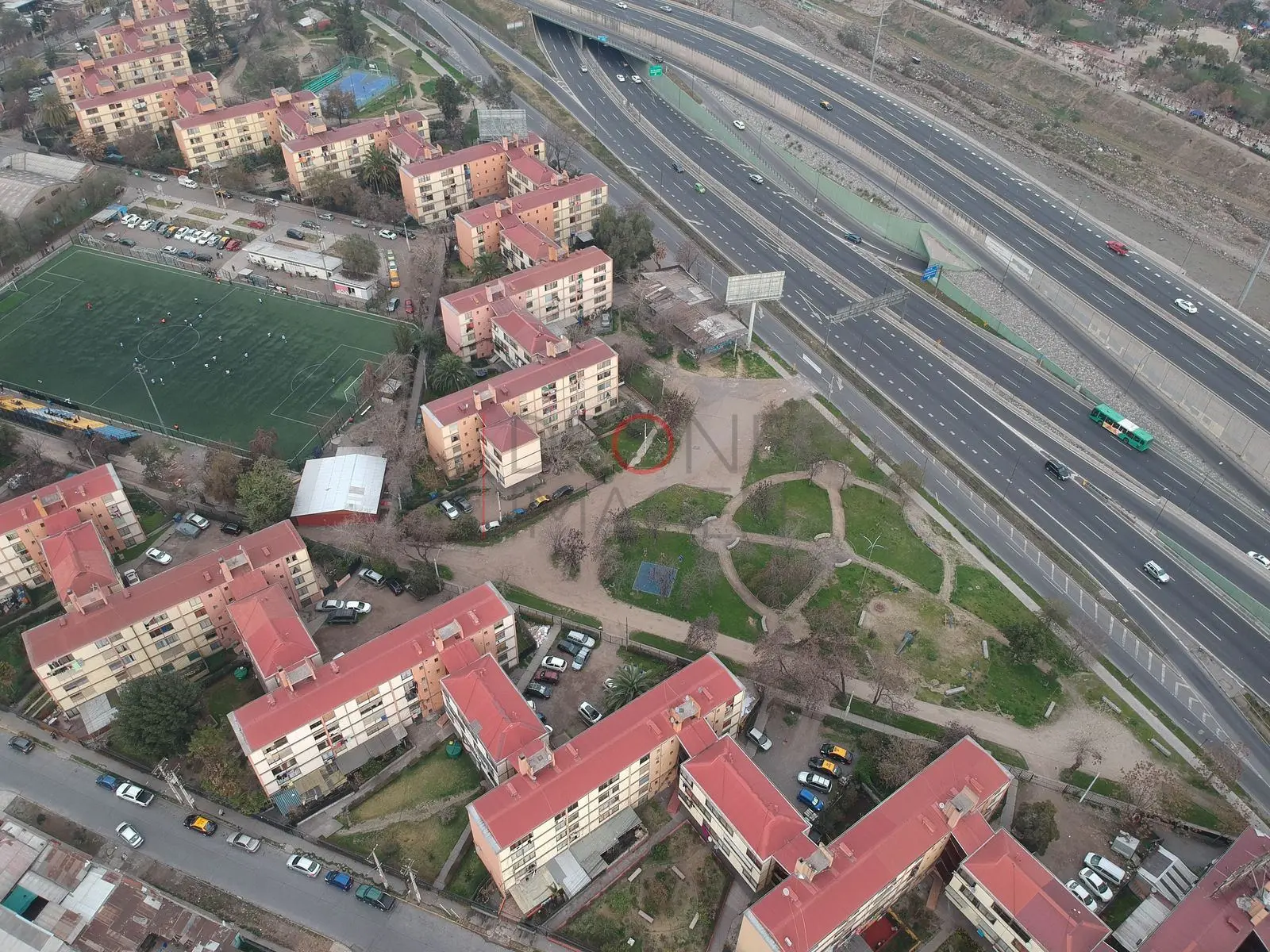 Autopista y población desde arriba, Independencia — Santiago, Chile