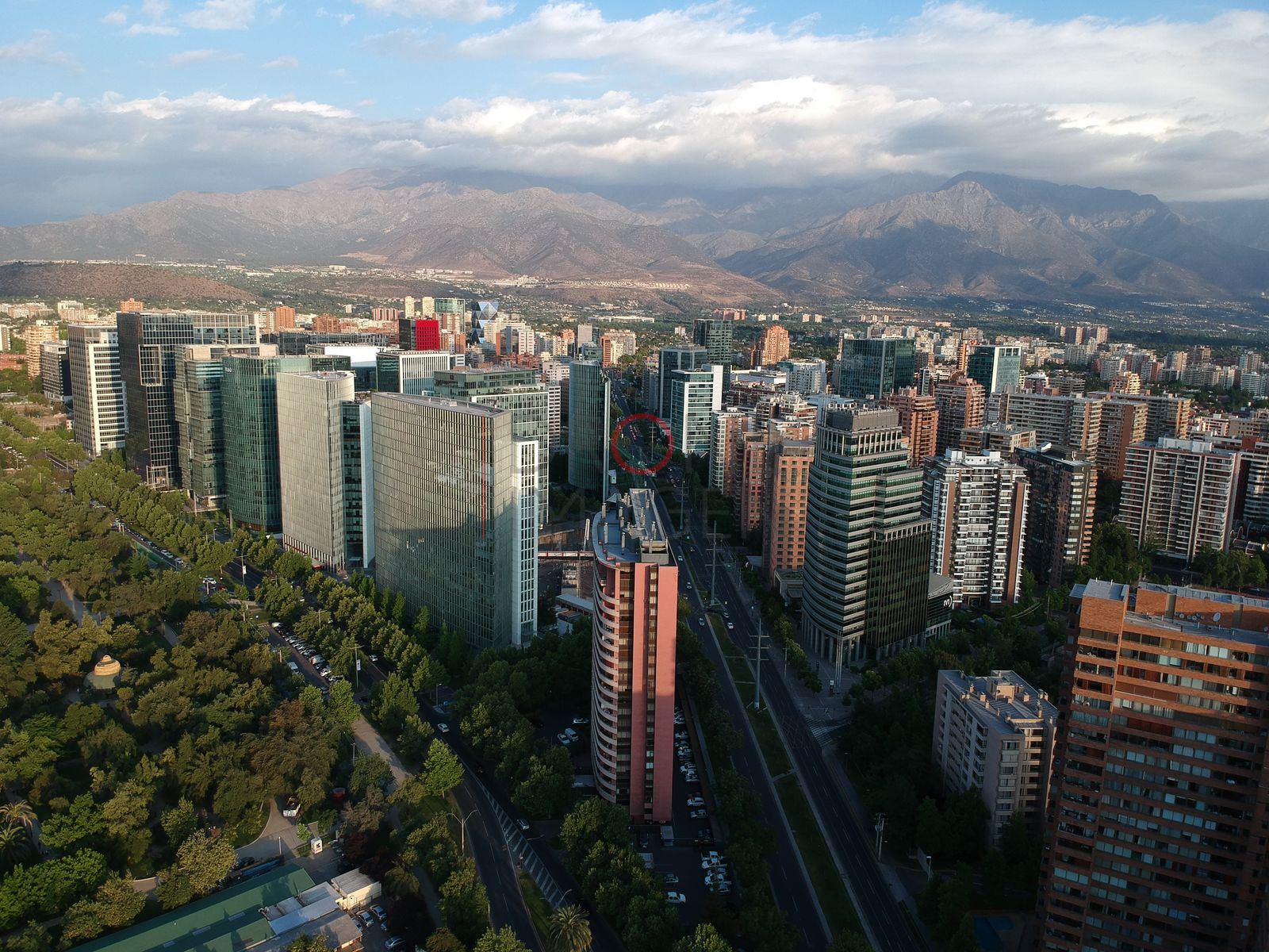 Avenida entre torres y cordillera, Las Condes