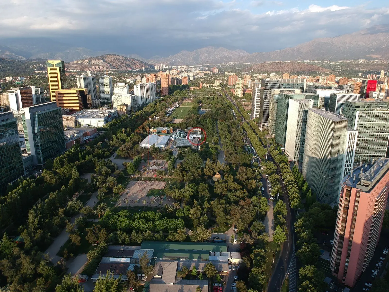 Parque Araucano y oficinas de vidrio, Las Condes · vista aérea oblicua