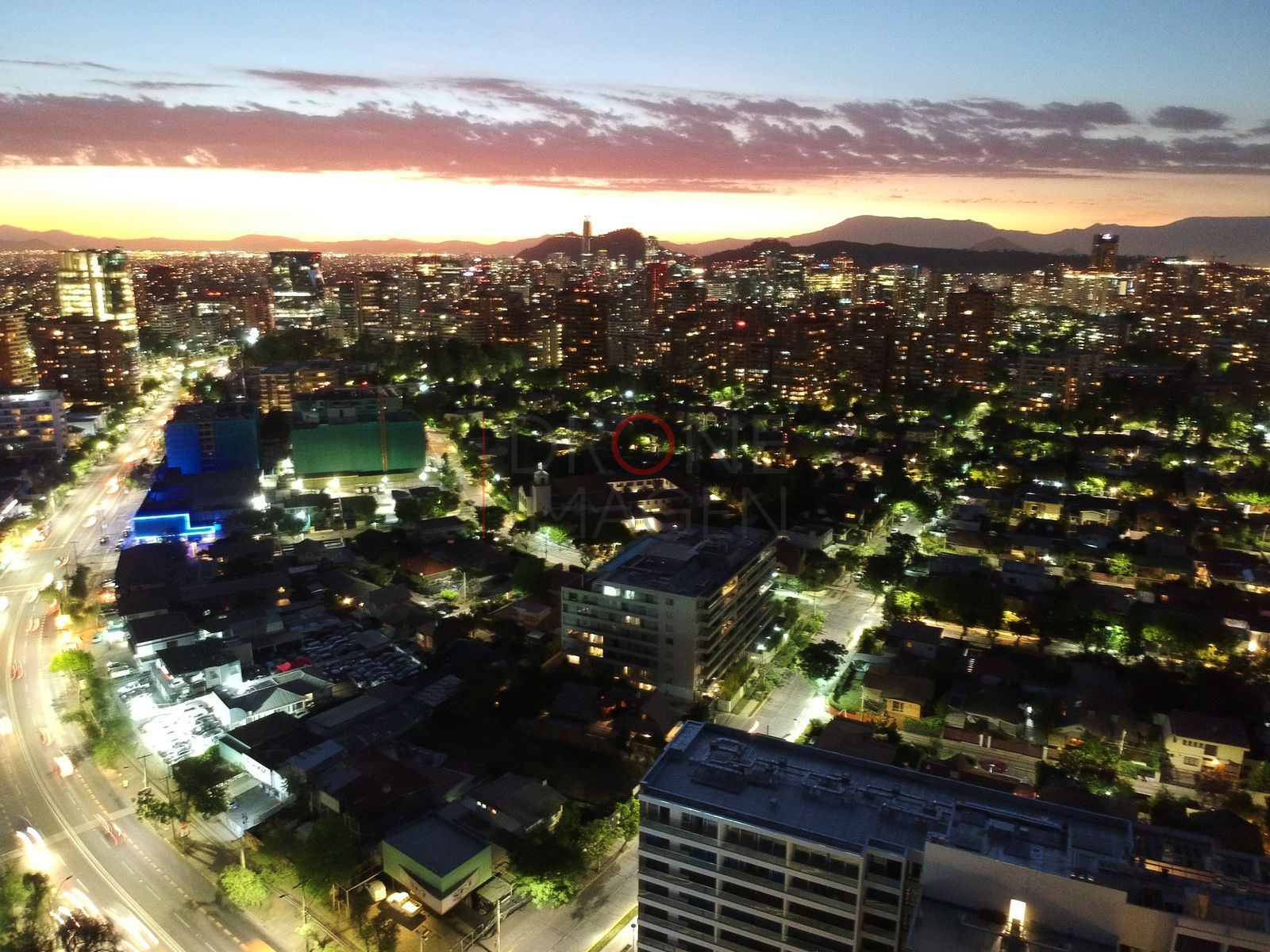 Barrios iluminados al final del día, Las Condes