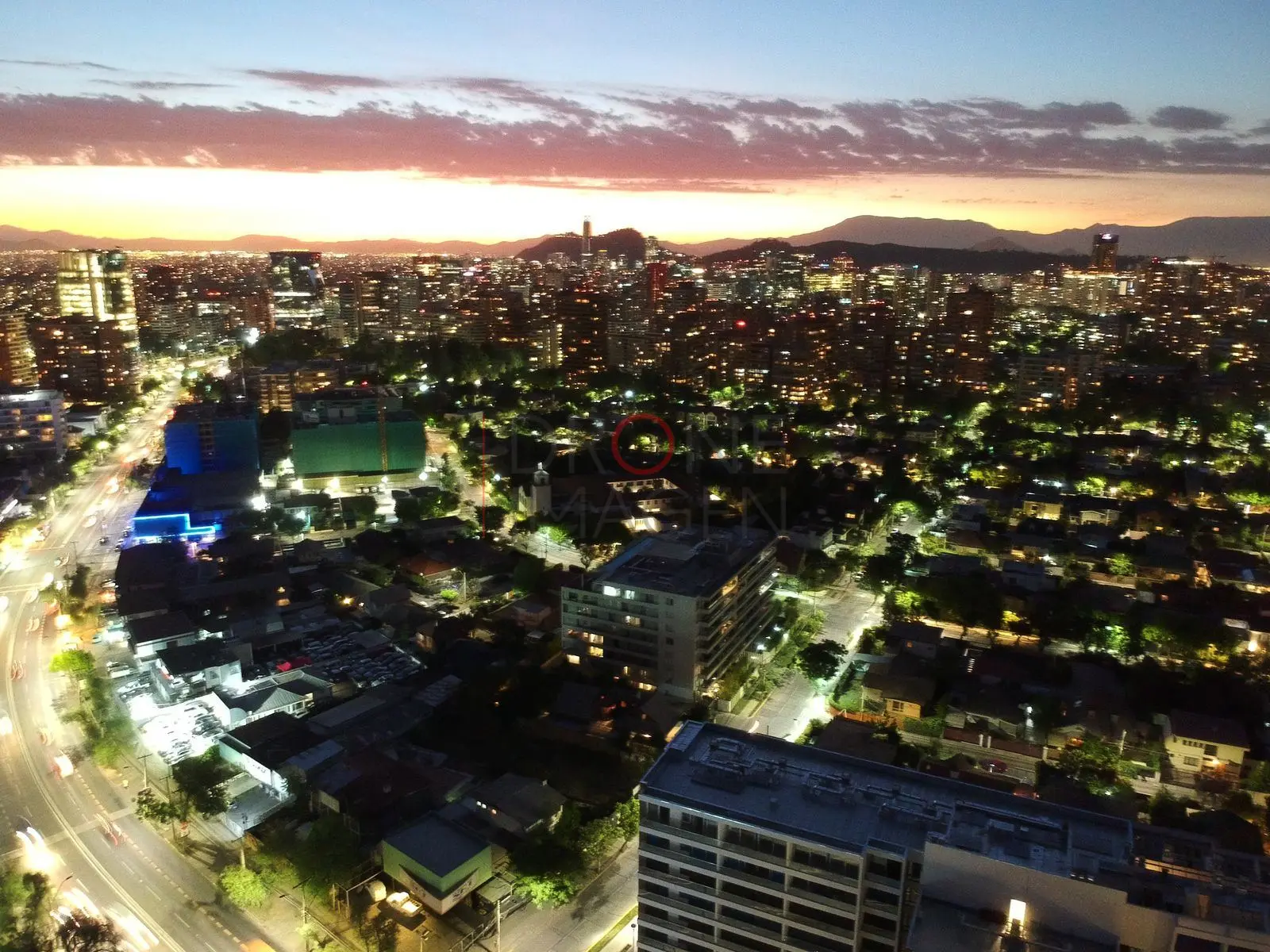 Barrios iluminados al final del día, Las Condes · vista aérea oblicua