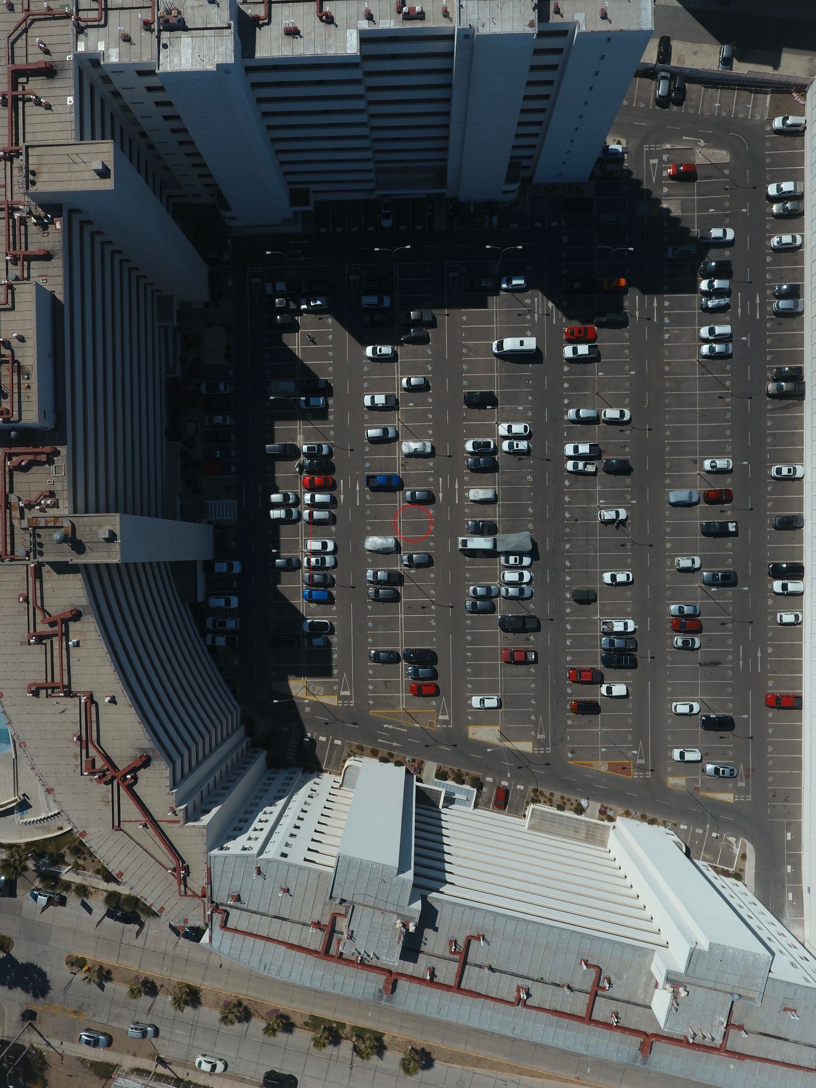 Estacionamientos y edificios, vista cenital