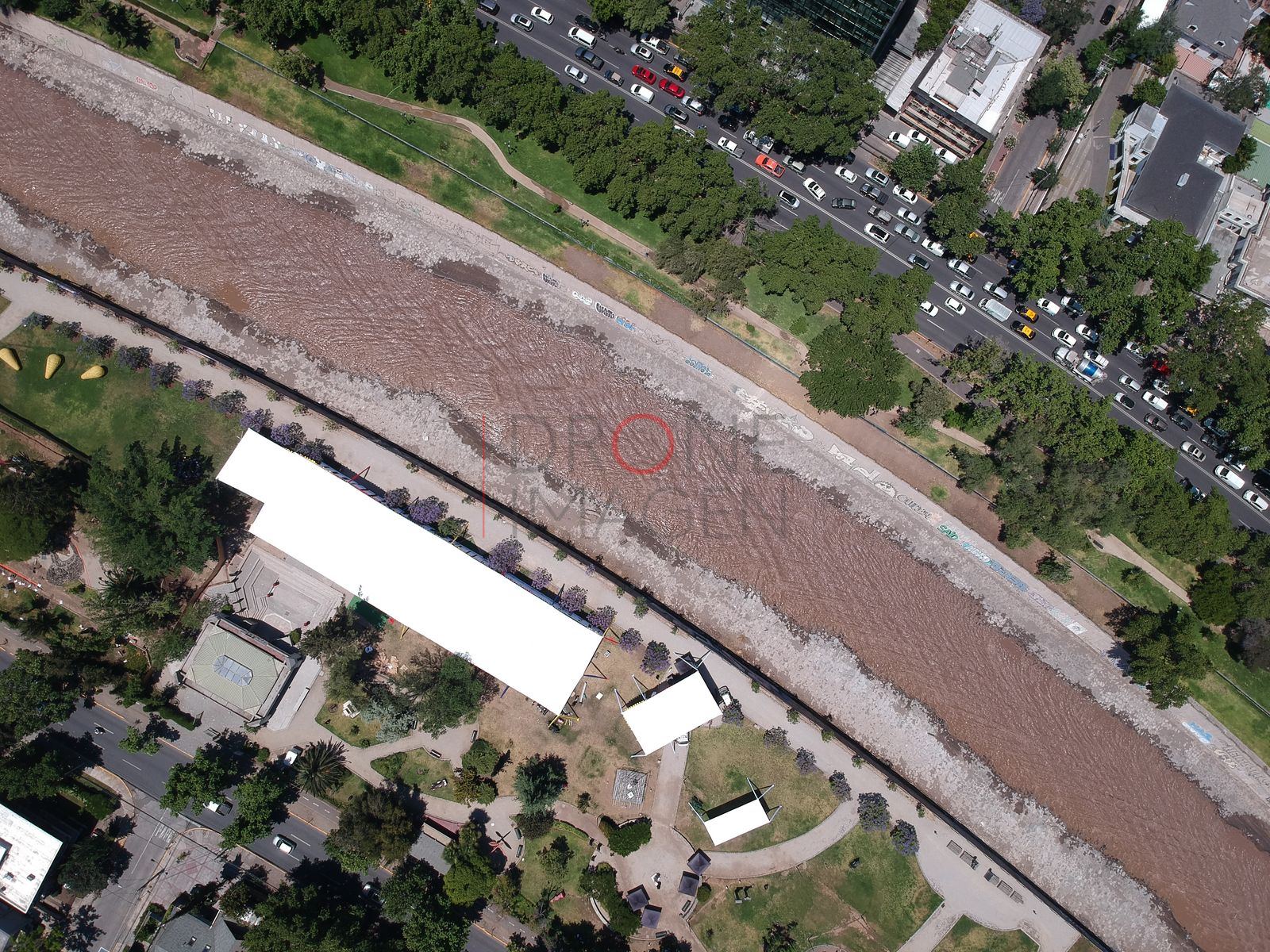 Río Mapocho y carpas blancas, Providencia