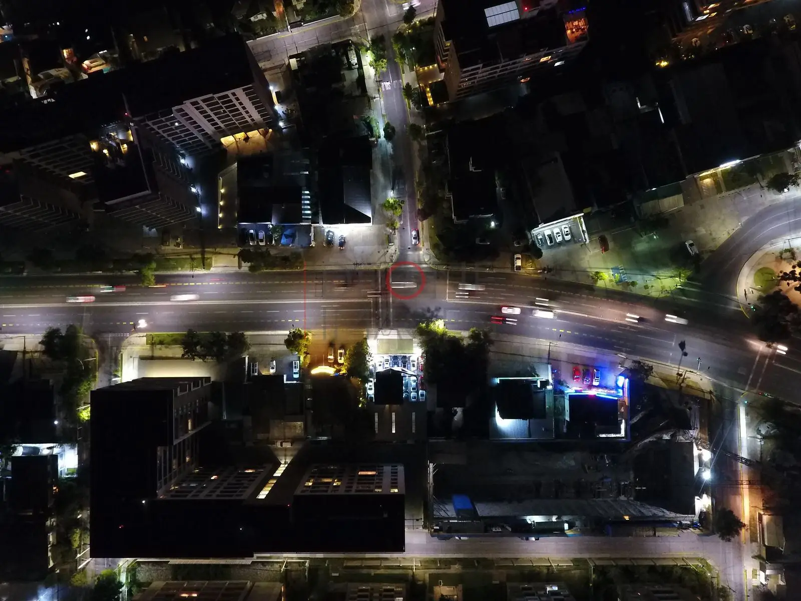 Avenida iluminada y edificios de noche, Las Condes · vista cenital