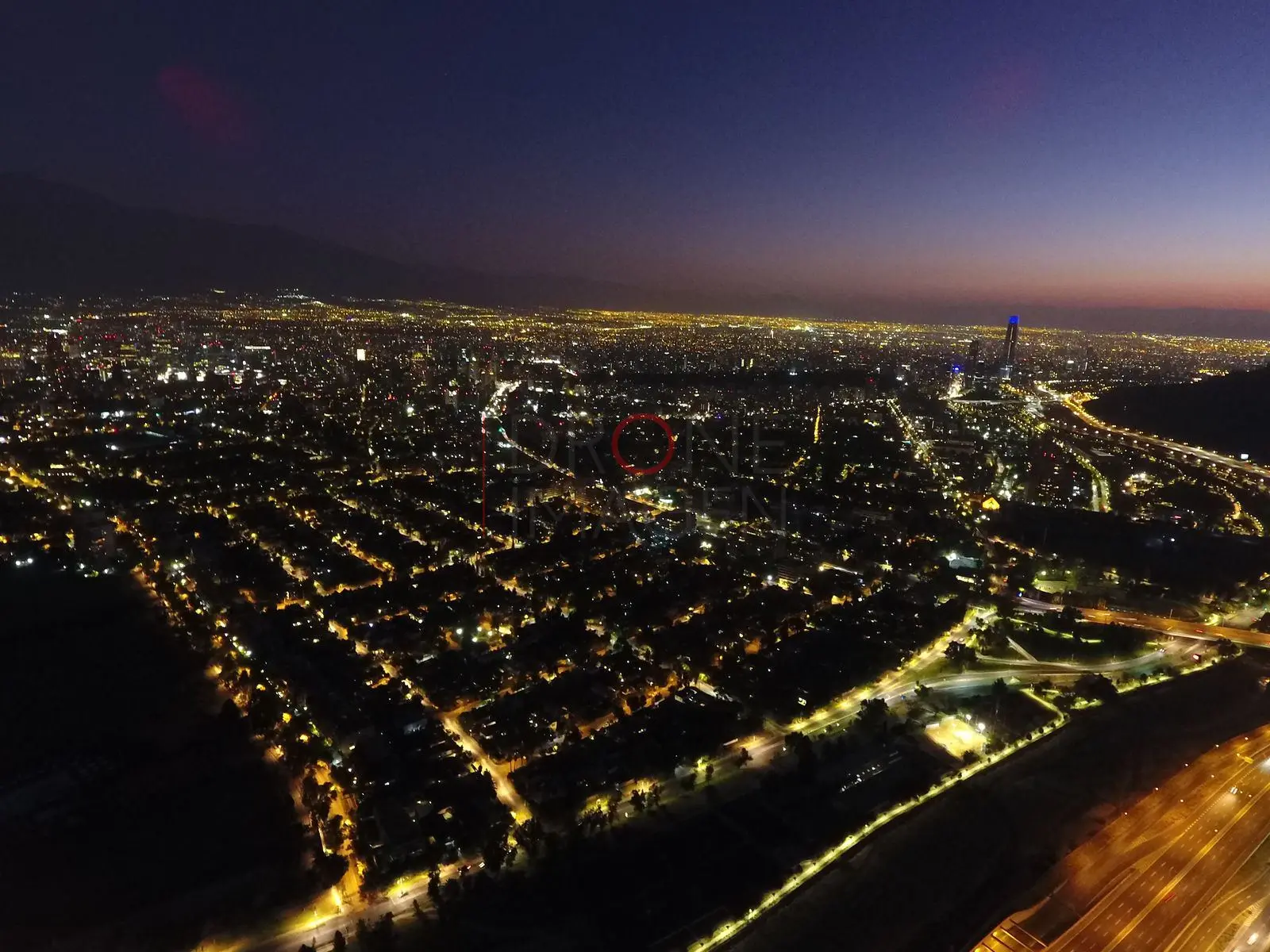 Barrios iluminados bajo el crepúsculo, Vitacura — Santiago, Chile