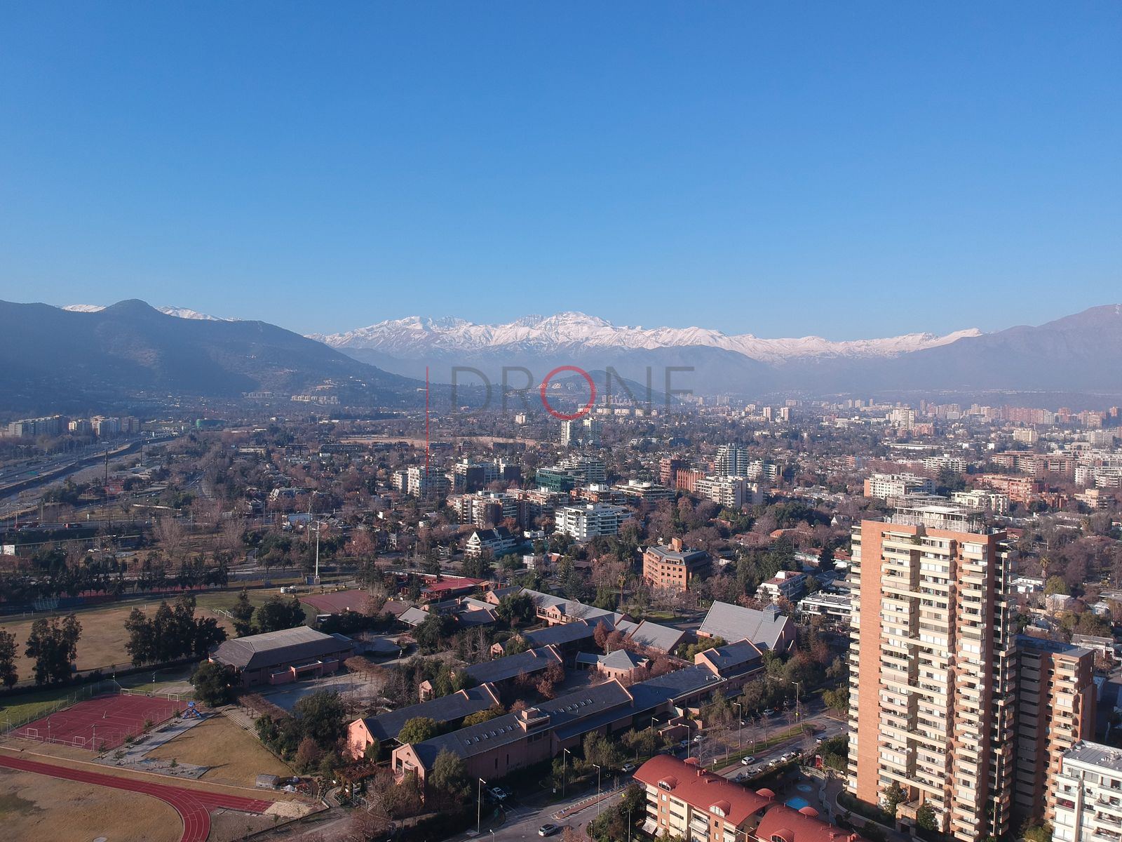Andes nevados y barrios de la ciudad, Vitacura