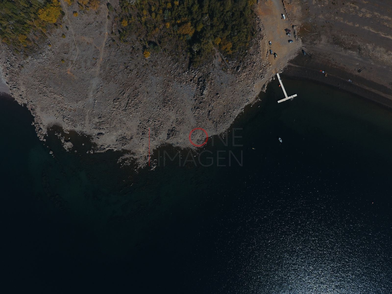 Acantilado y roqueríos sobre el lago Caburgua (2)