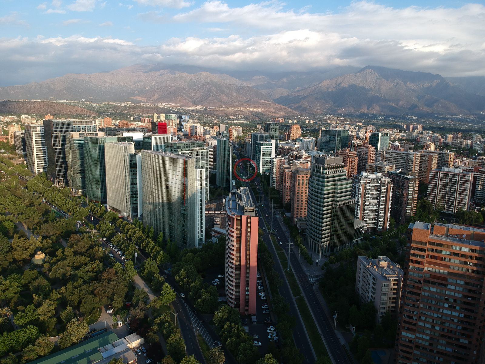 Torres y avenida arbolada al atardecer, Las Condes