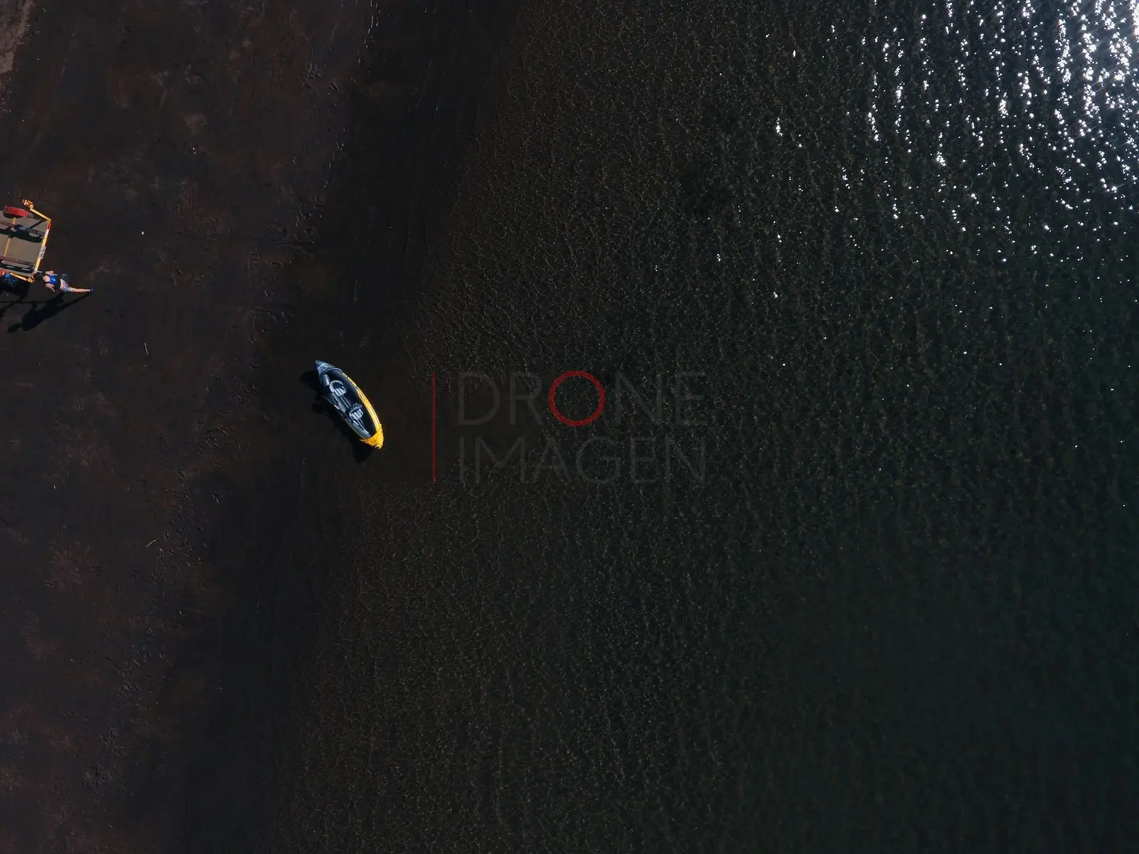 Kayak solitario en el lago al atardecer (2) — Lago Caburgua, Chile