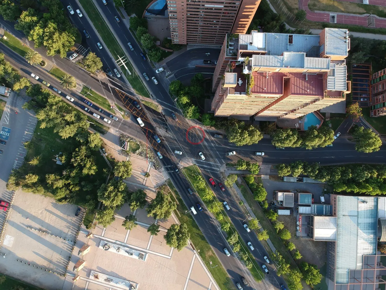 Avenida y edificio desde arriba, Las Condes — Santiago, Chile