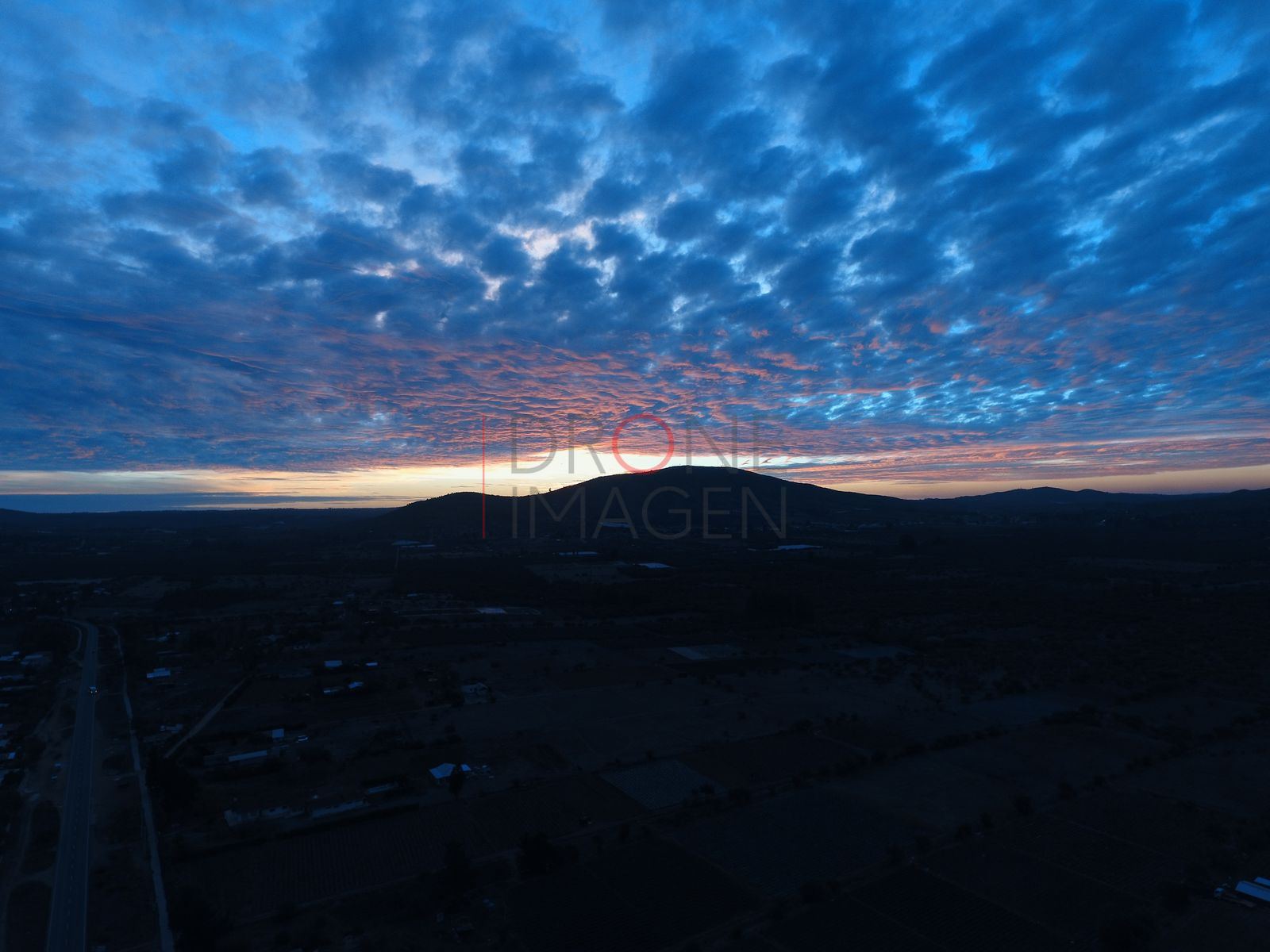 Amanecer sobre la cordillera