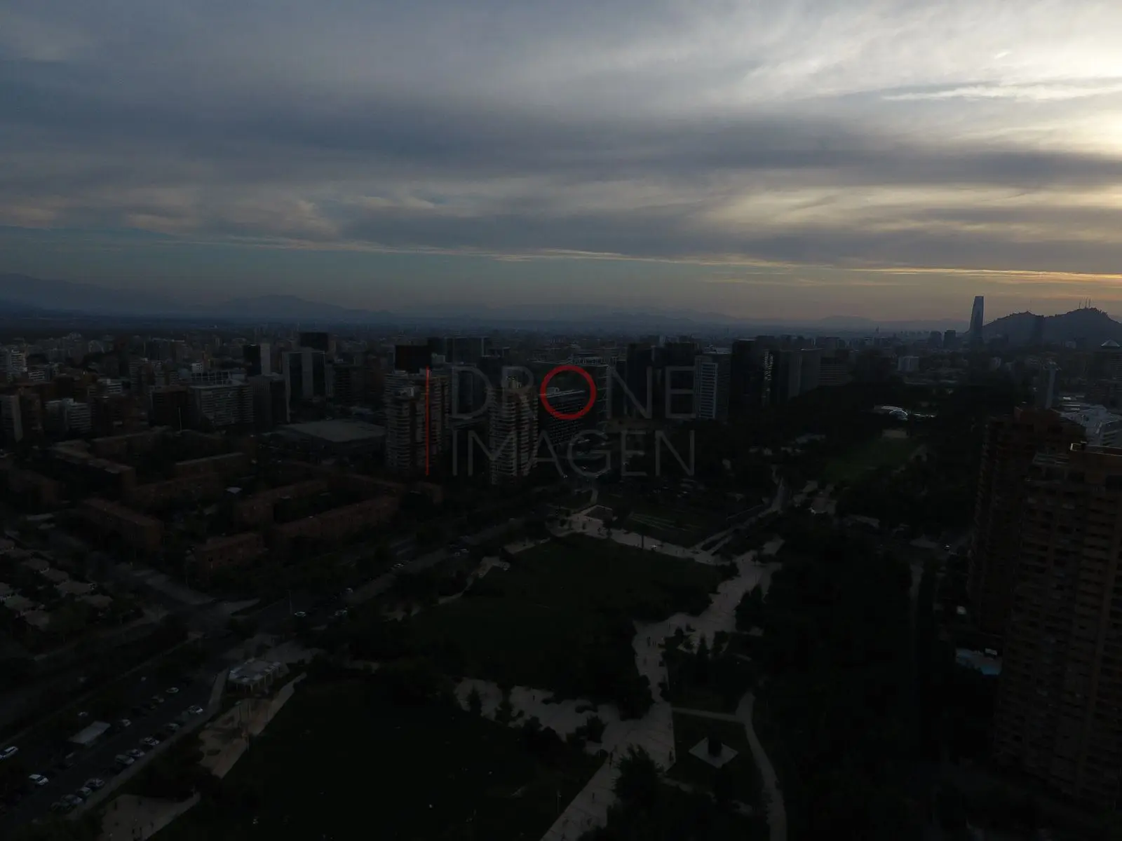 Parque y torres al anochecer, Las Condes — Santiago, Chile