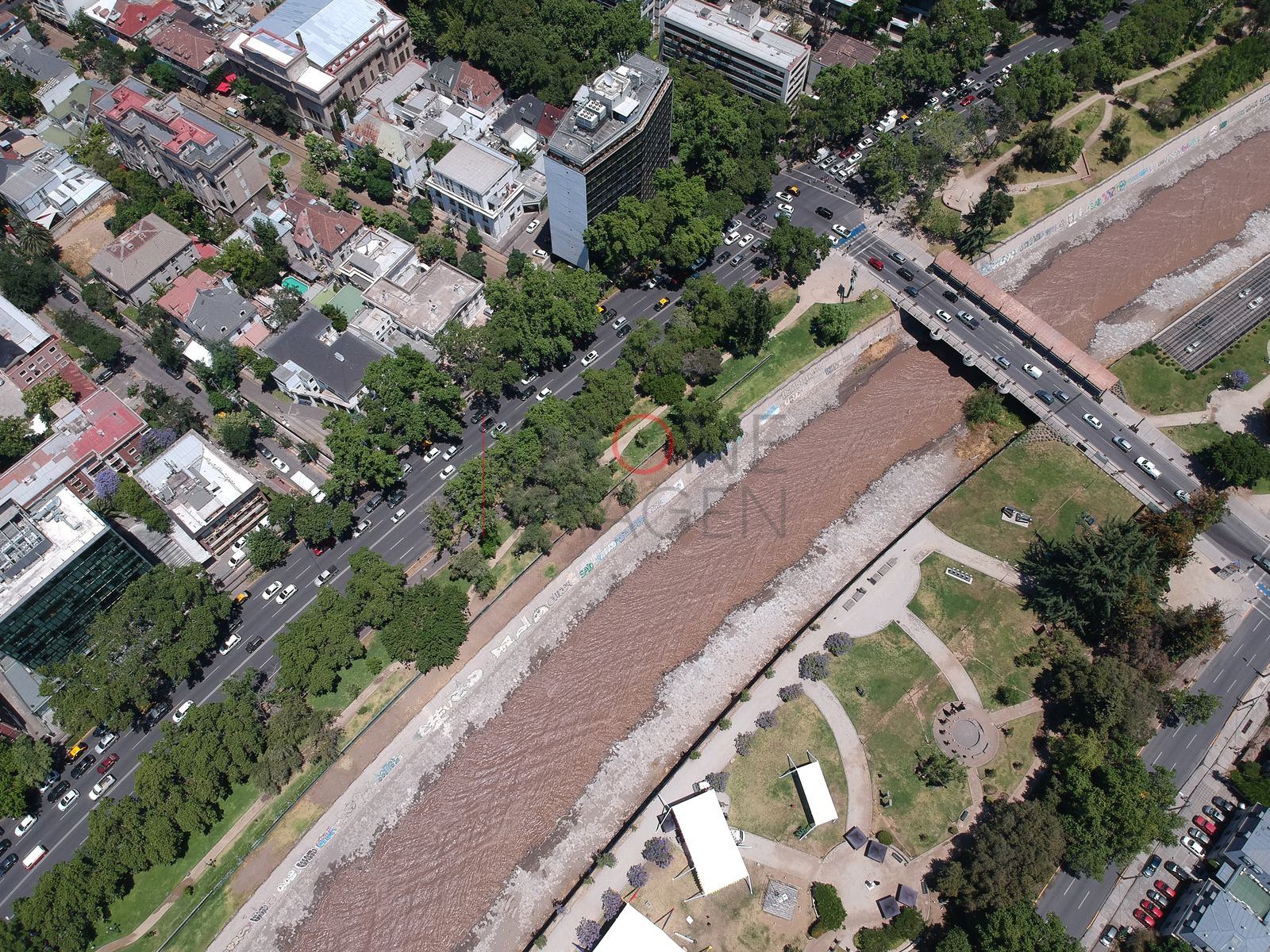 Río Mapocho y puente desde arriba, Providencia