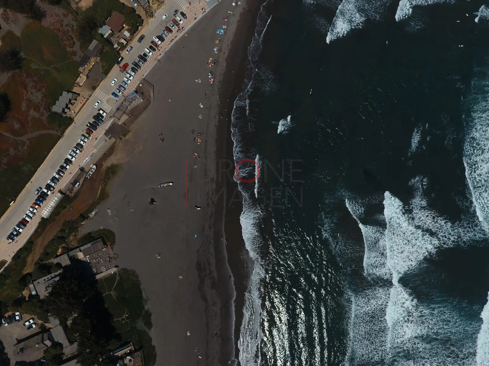 Autos junto a la playa y oleaje, Matanzas — Navidad, Chile